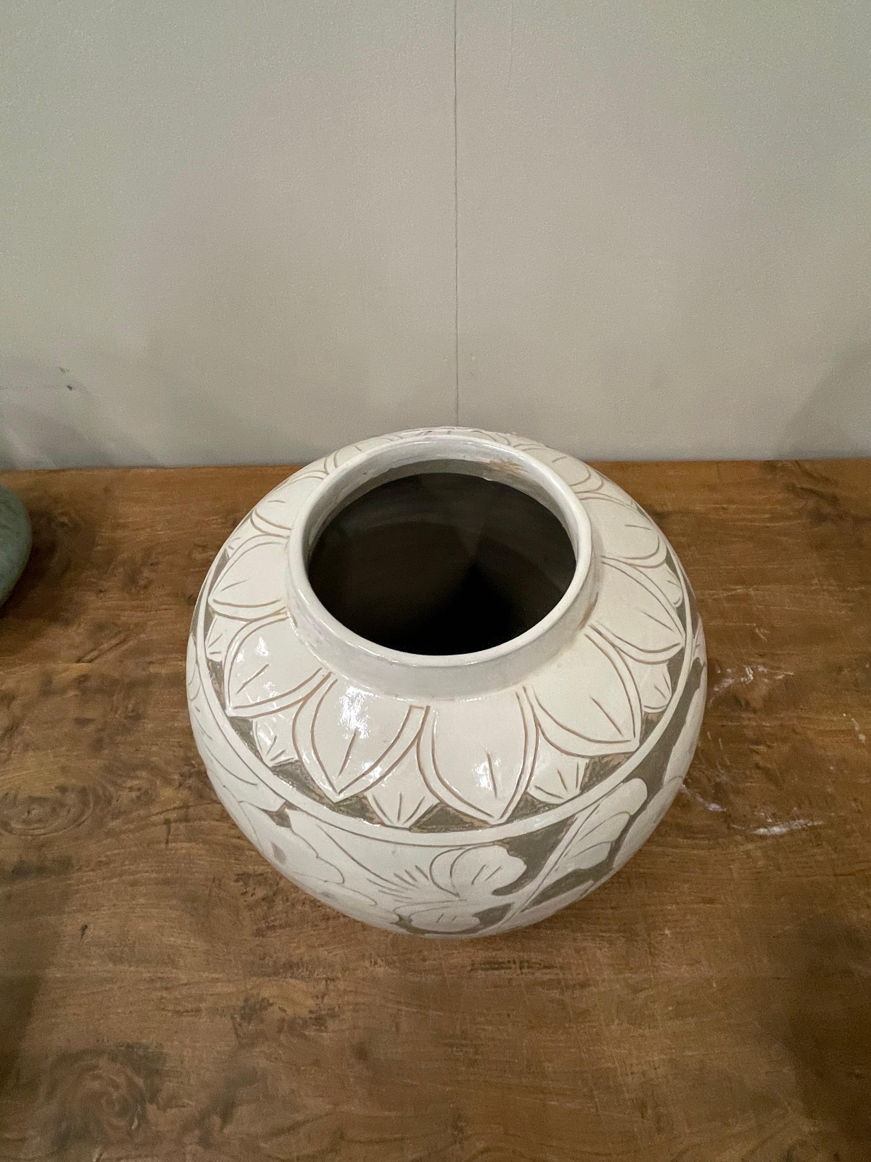 Crema con tostado Jarrón grande en forma de maceta con relieve floral, China, Contemporáneo Cerámico en venta