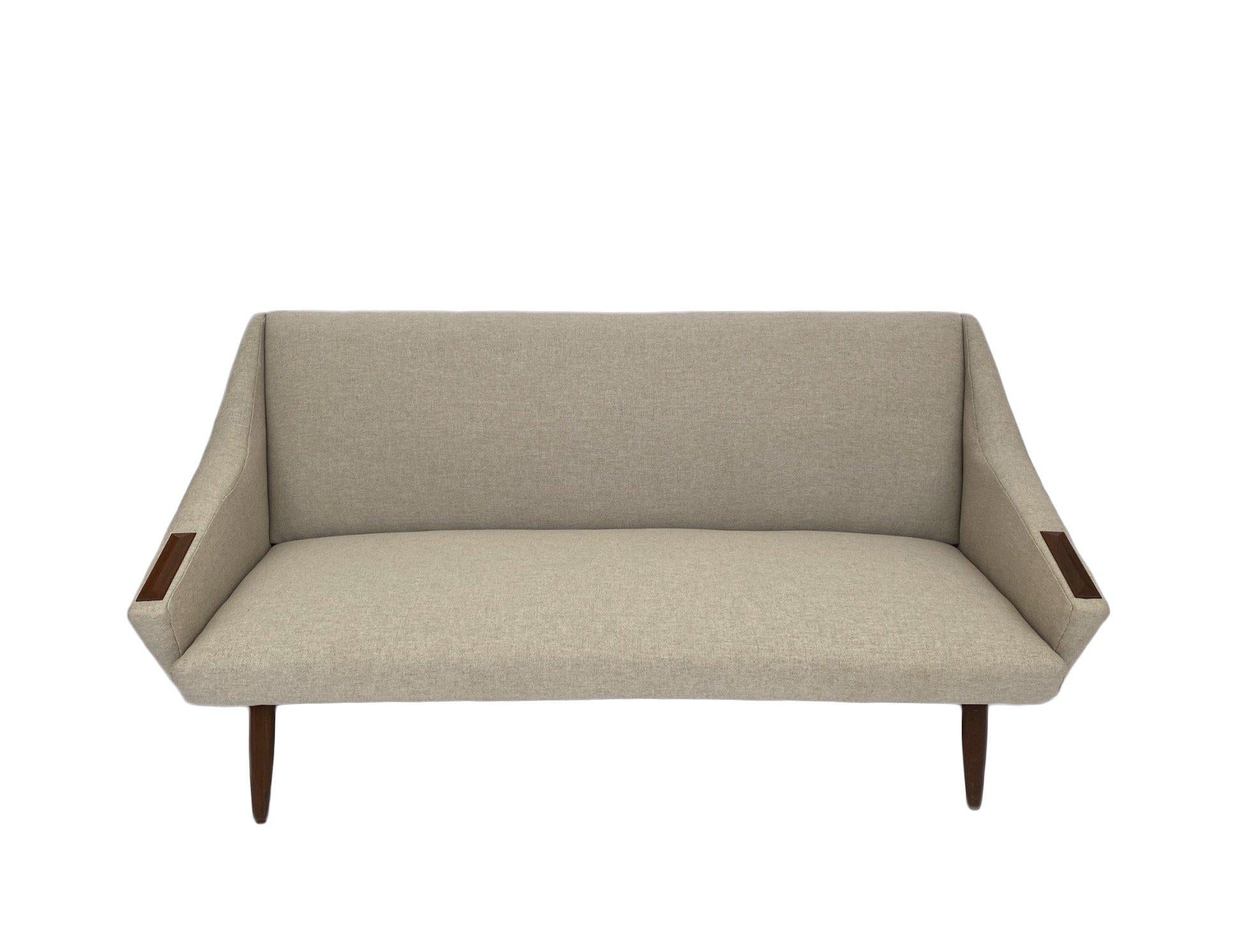 A beautiful Danish cream wool 3 seater sofa with teak paws, this would make a stylish addition to any living or work area.

The sofa has a padded backrest and teak armrests for enhanced comfort. A striking piece of classic Scandinavian
