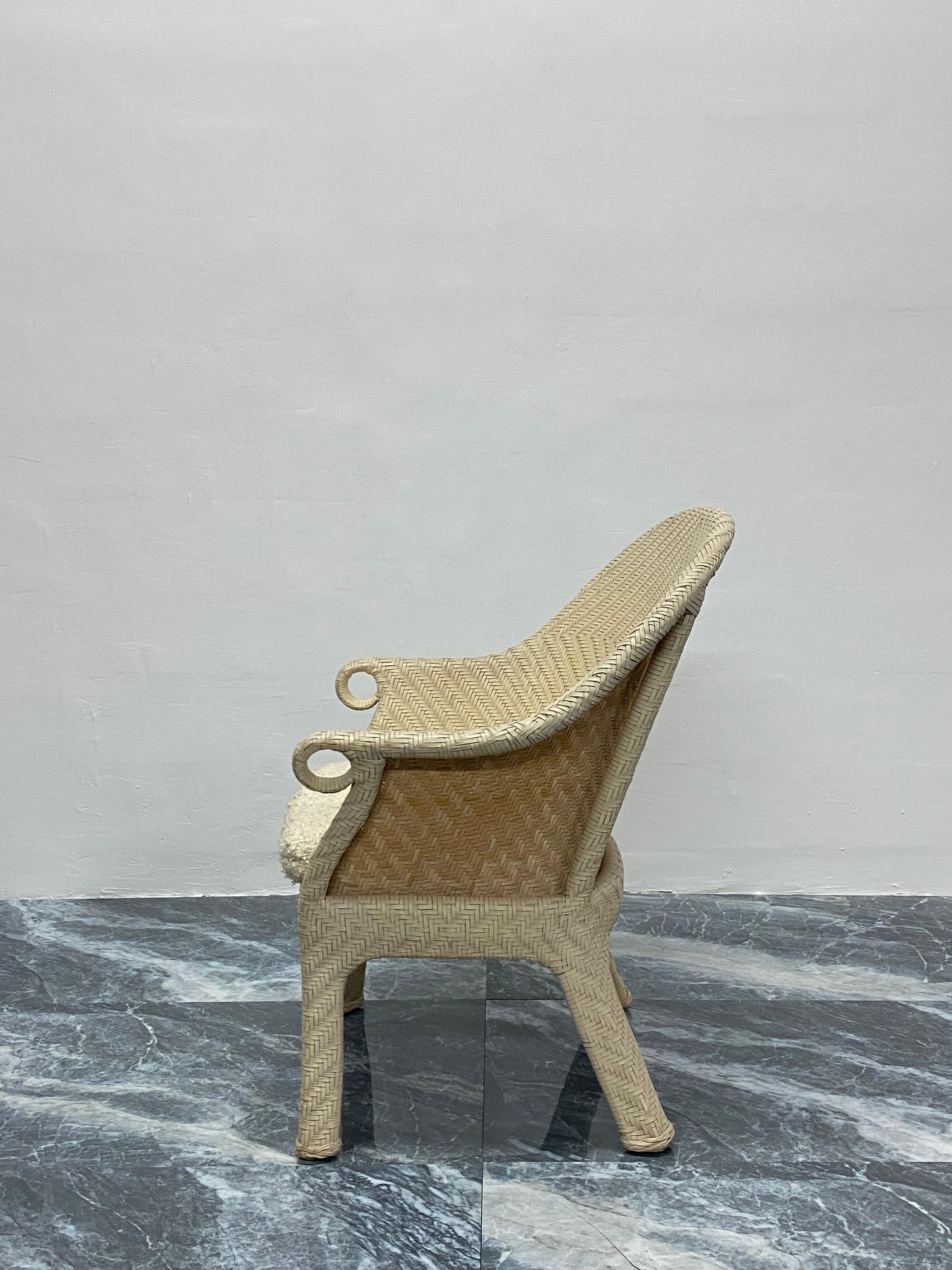 Néo-classique Fauteuil en cuir tissé crème avec assise à coussin en tissu bouclé d'origine en vente