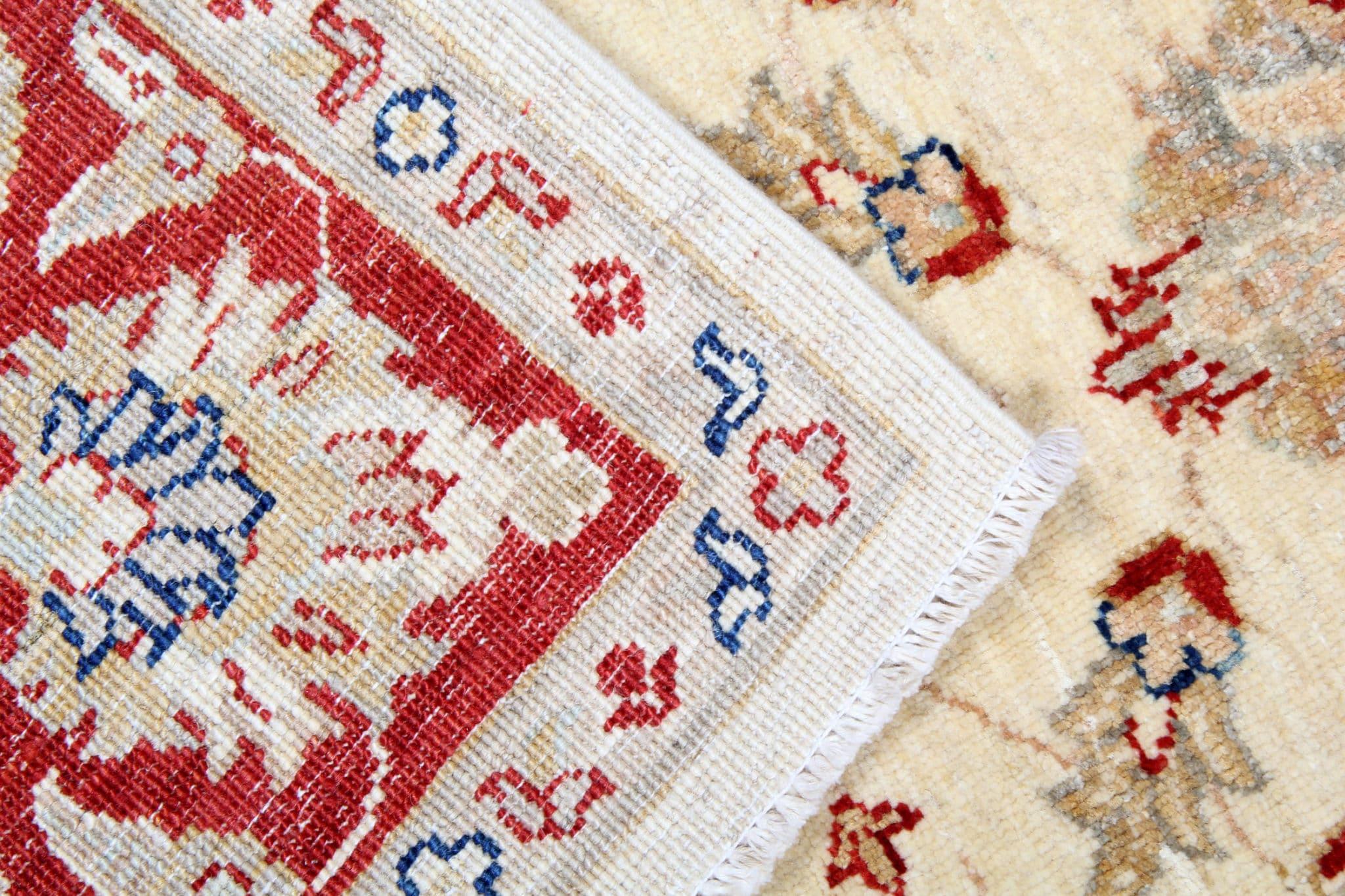 Deléitate con la elegancia atemporal de esta alfombra Ziegler crema, una obra maestra elaborada con intenso cuidado y arte. Anudada a mano en Afganistán, esta alfombra es una mezcla perfecta de tradición y estilo contemporáneo.

Disfruta del encanto