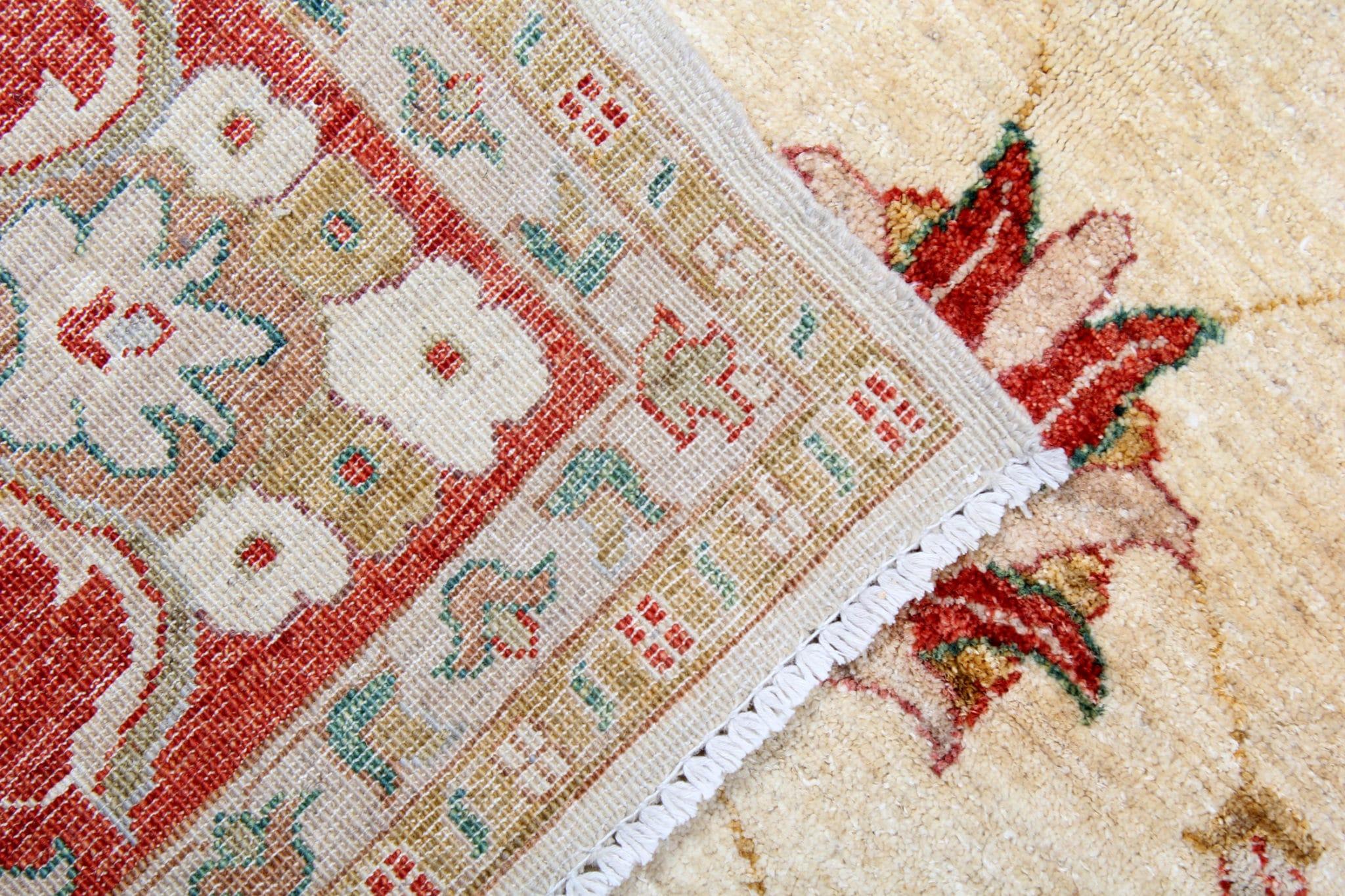 Sumerge tu espacio en una elegancia atemporal con nuestra exquisita alfombra oriental floral Ziegler color crema. Elaborada con precisión y cuidado, esta obra maestra anudada a mano procede de Afganistán y muestra la mejor artesanía del siglo