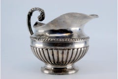 Crémier en argent cannelé, nacré sur le bord et poignée manquante.