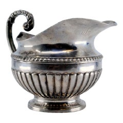 Crémier en argent cannelé, nacré sur le bord et poignée manquante.