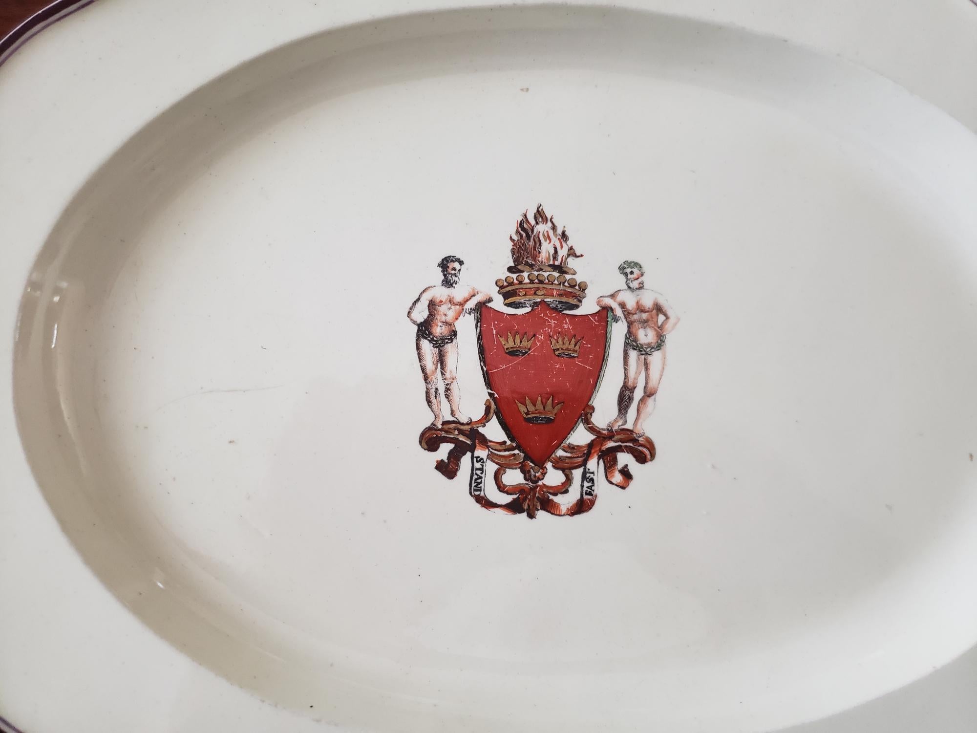 Plato de cerámica con escudo de armas, posiblemente de Melbourne, escocés de Grant en Bueno estado para la venta en Downingtown, PA