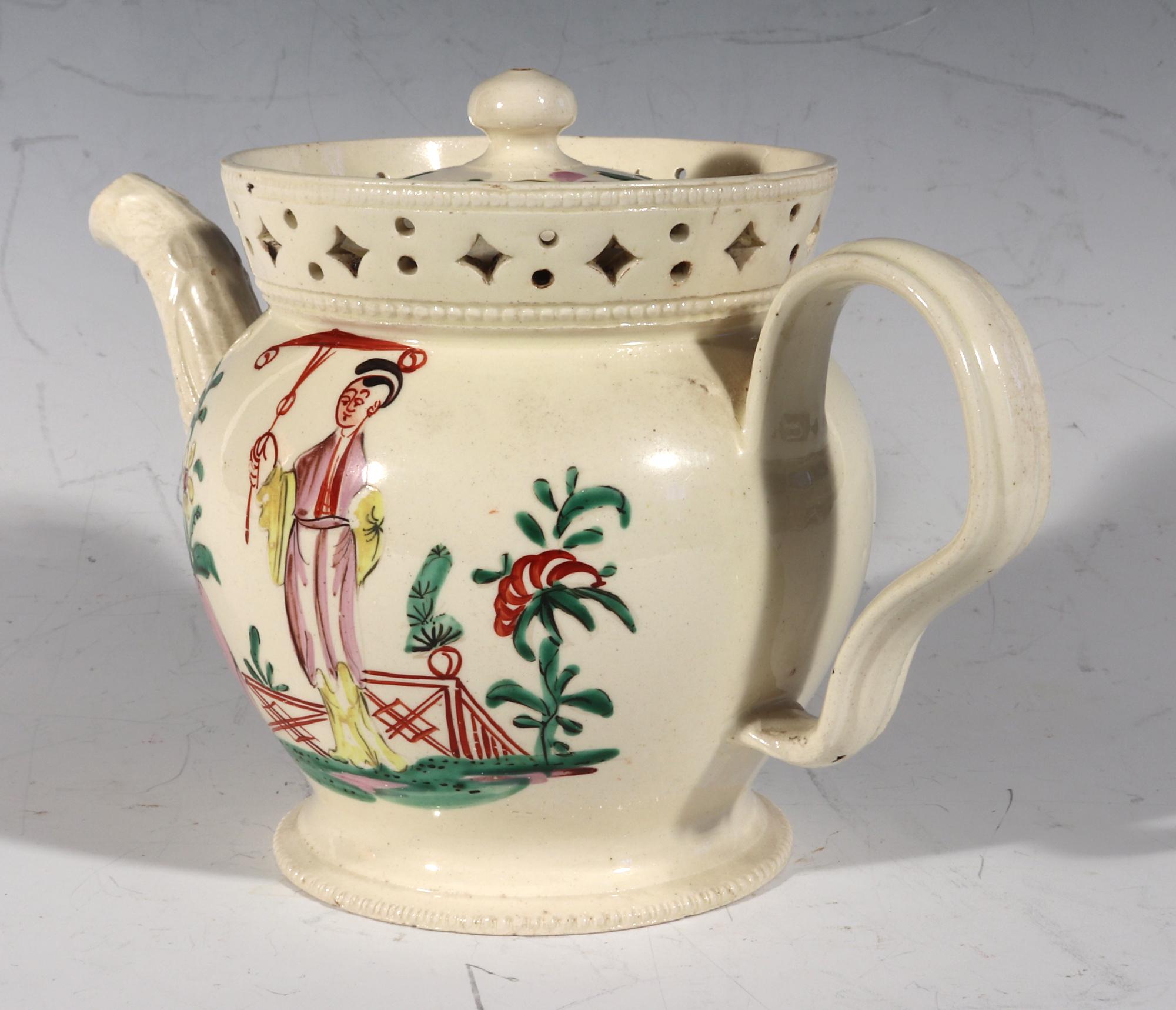 Creamware Chinoiserie Teekanne & Deckel mit durchbrochener Galerie  (Spätes 18. Jahrhundert) im Angebot