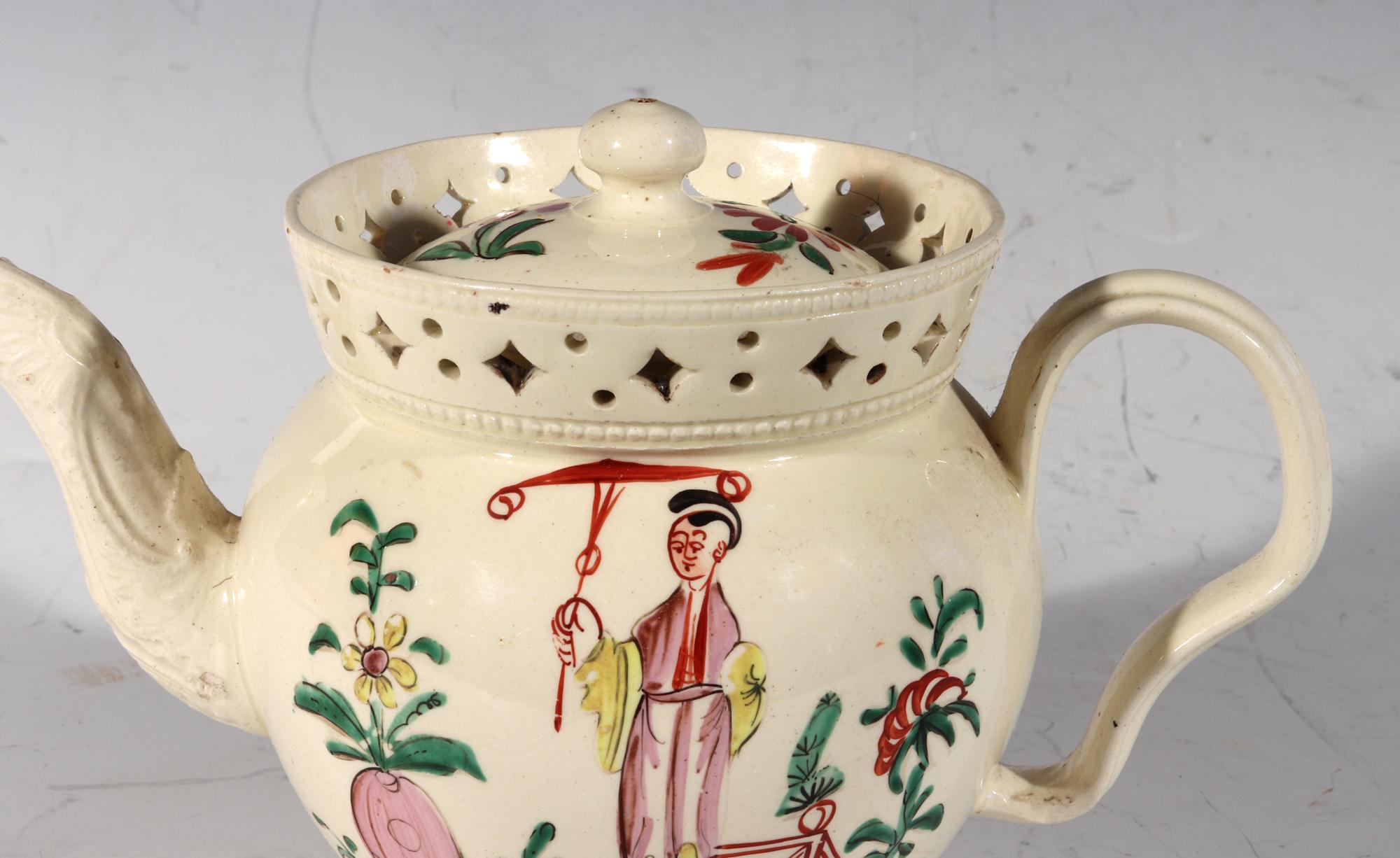 Tetera y Tapa de Crema Chinoiserie con Galería Calada Cerámica Creamware en venta