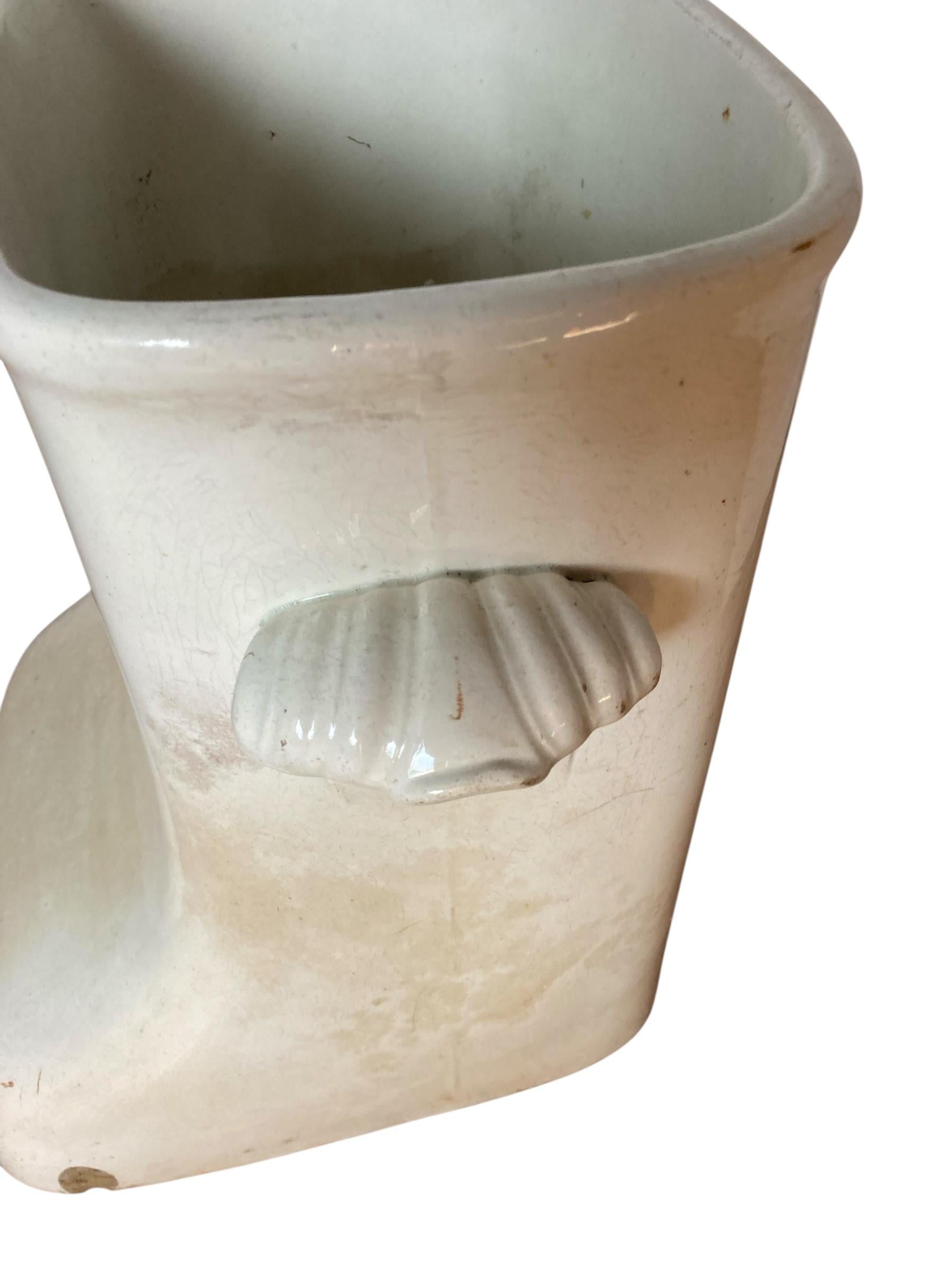 Rare bain de Cannee du début des années 1800 qui peut être utilisé comme jardinière ou support d'umberella. Décoloration de la crème et petit éclat sur la partie inférieure du pied, mais en bon état. Parfaite pour n'importe quelle pièce ou jardin,