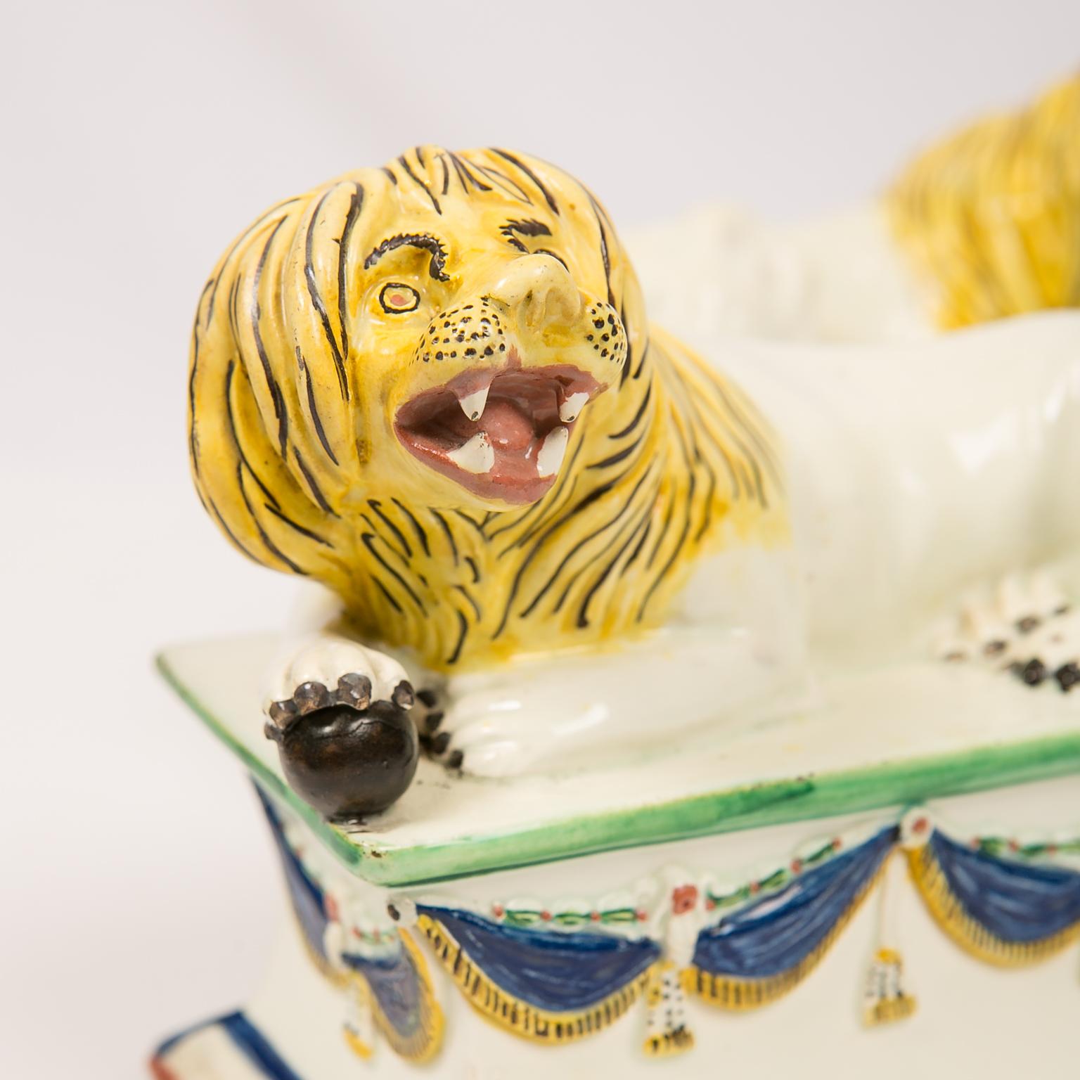 Antike französische Wedgwoodware-Löwen aus dem 18. Jahrhundert (Neoklassisch) im Angebot