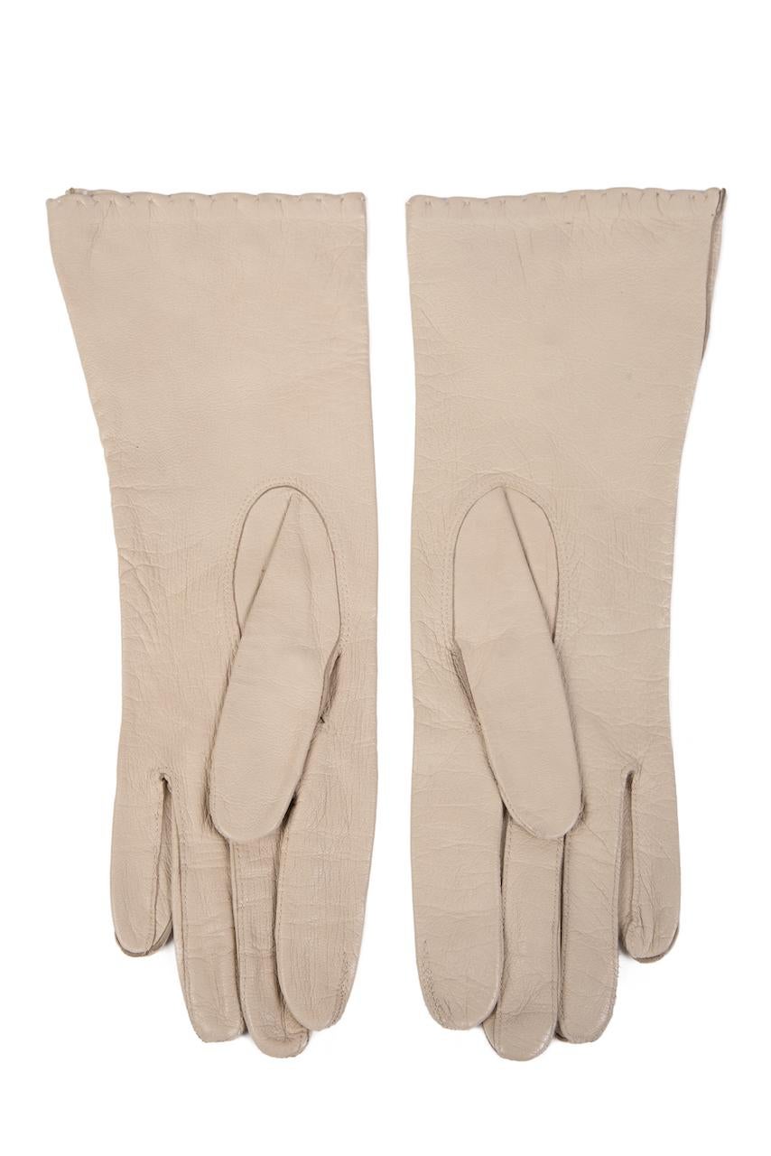 Creamy Beige Smooth Leather Gloves with 3D Dot Detailing Scalloped Hem, 1960s In Excellent Condition In Munich, DE