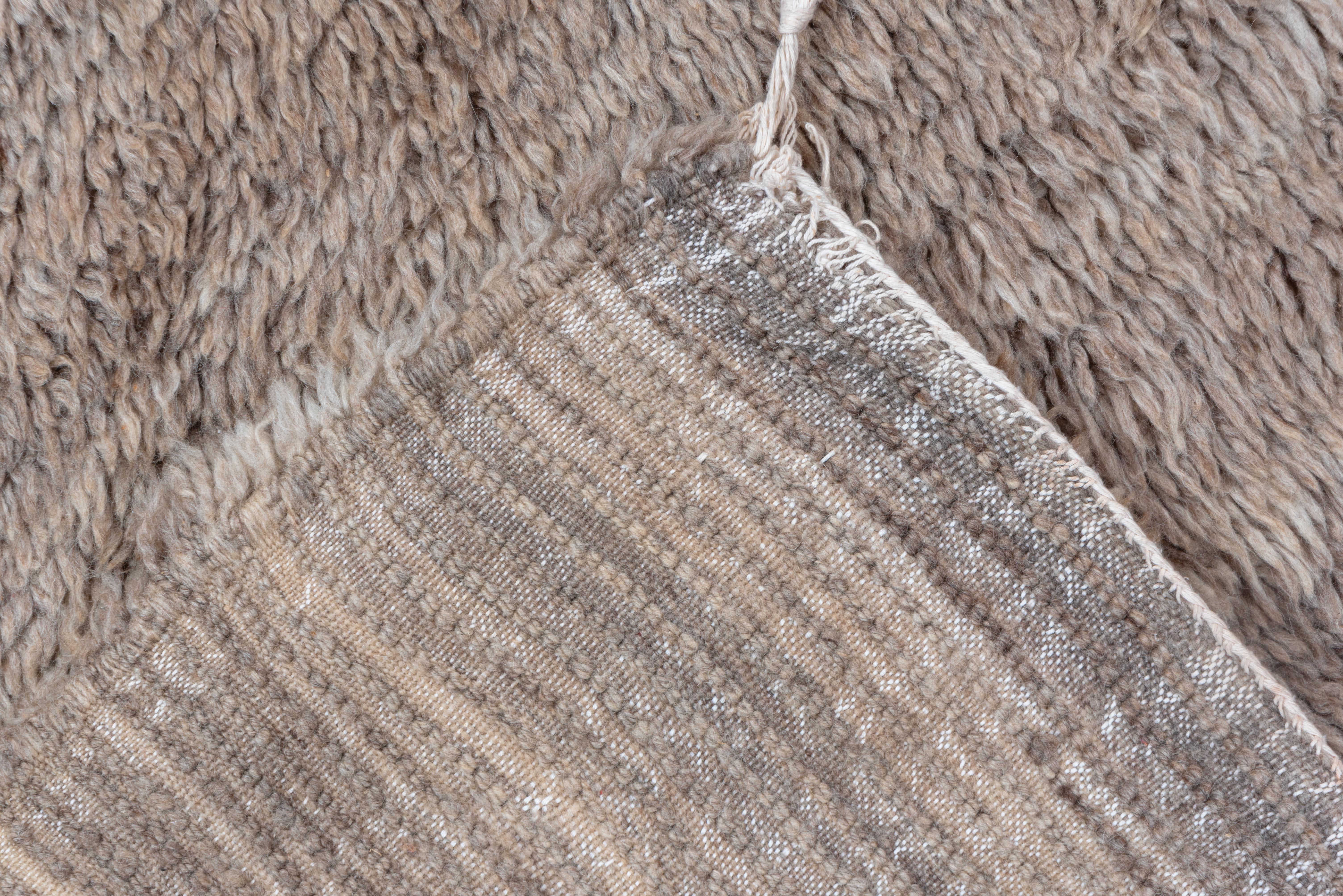 Marokkanischer Teppich aus cremefarbener brauner Wolle mit Allover-Feld (Handgeknüpft) im Angebot