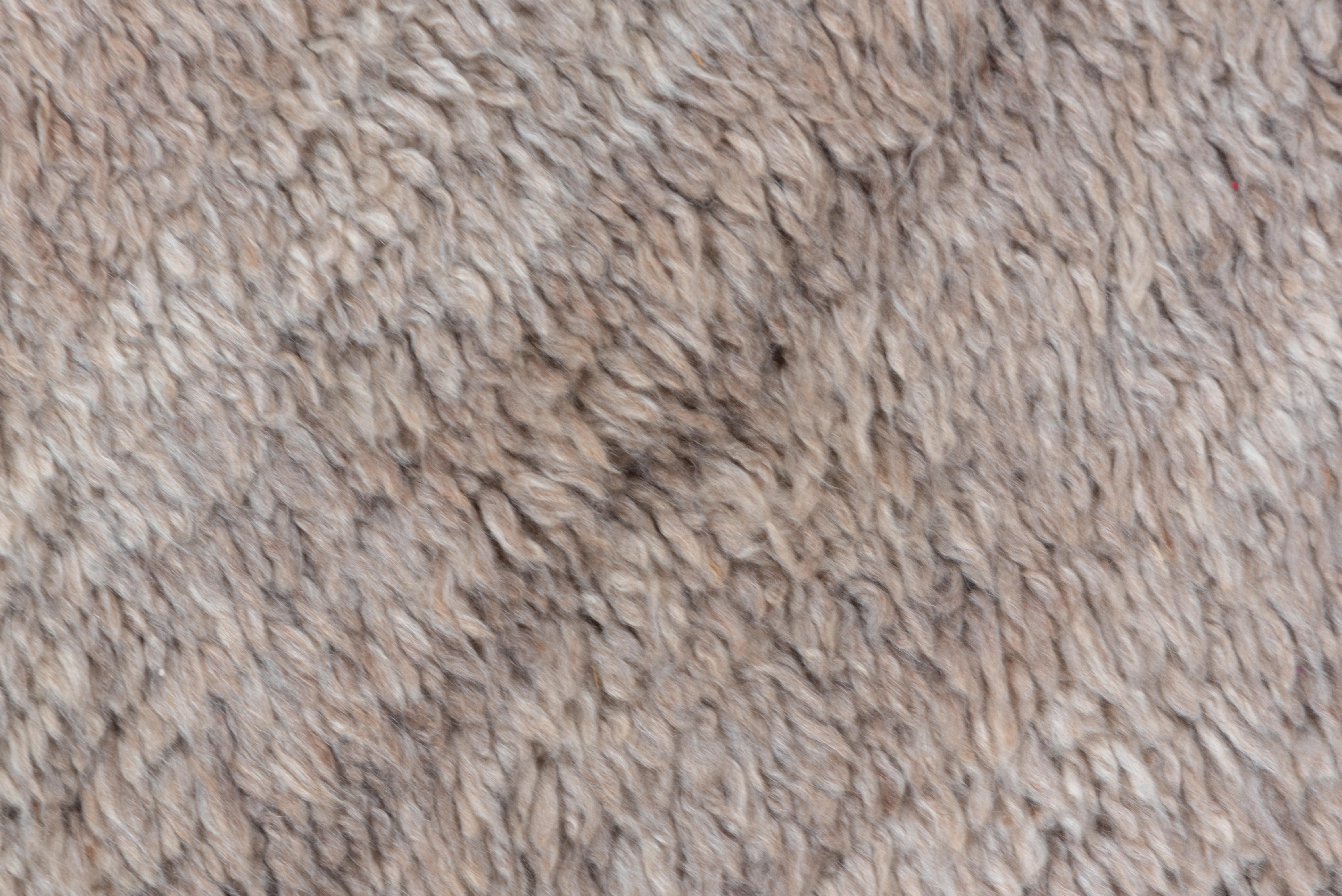 Marokkanischer Teppich aus cremefarbener brauner Wolle mit Allover-Feld im Zustand „Gut“ im Angebot in New York, NY