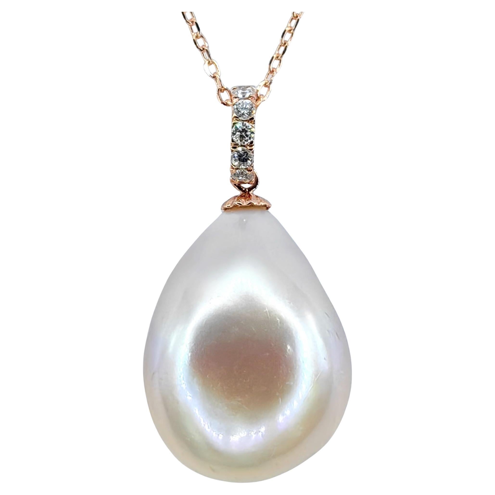 Ciondolo perla barocca rosa-pesca con diamante in oro rosa 18 carati