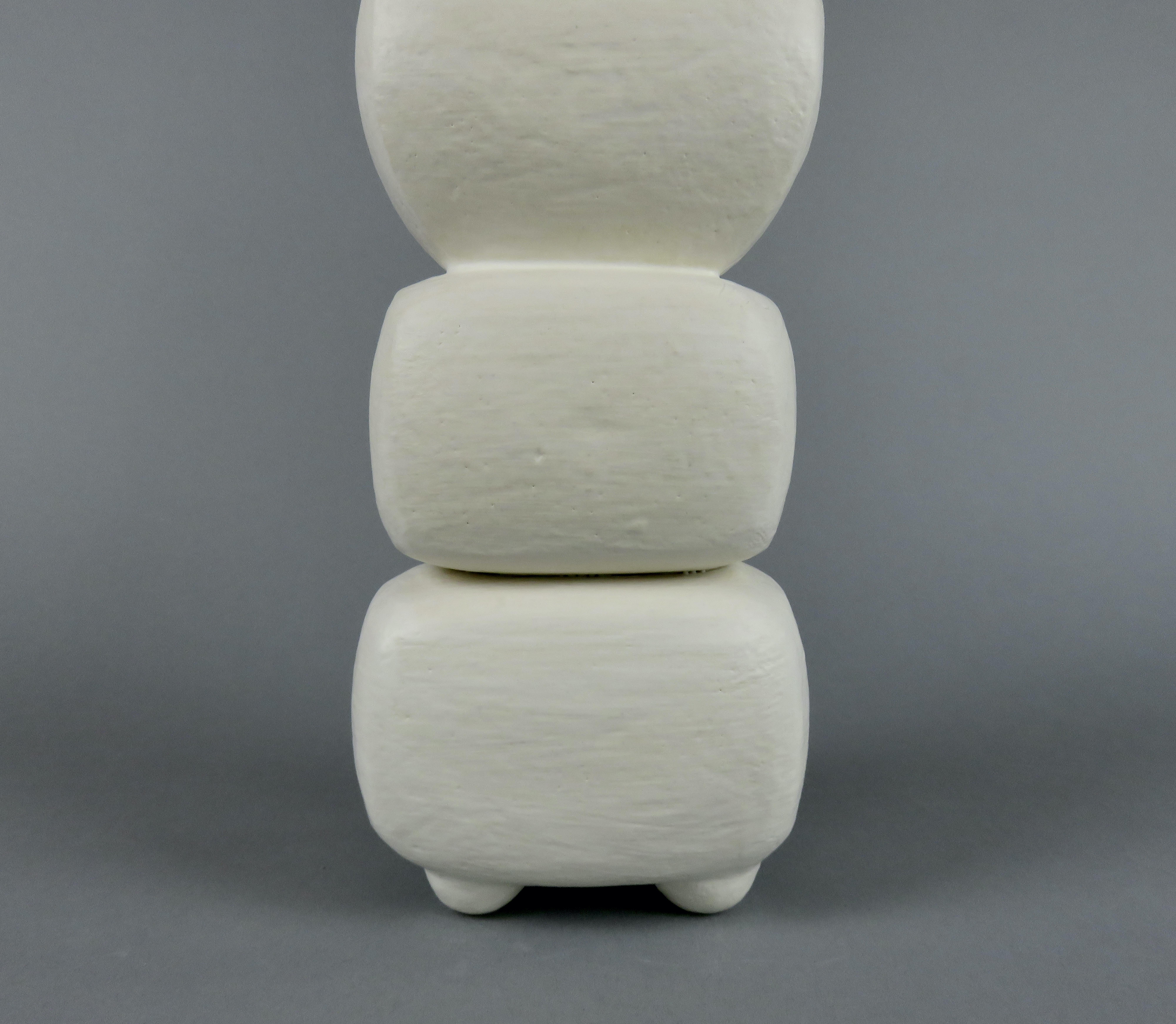 Cremeweißes 3-teiliges Totem, rechteckige Tasse auf der Oberseite, handgefertigte Keramikskulptur im Angebot 7