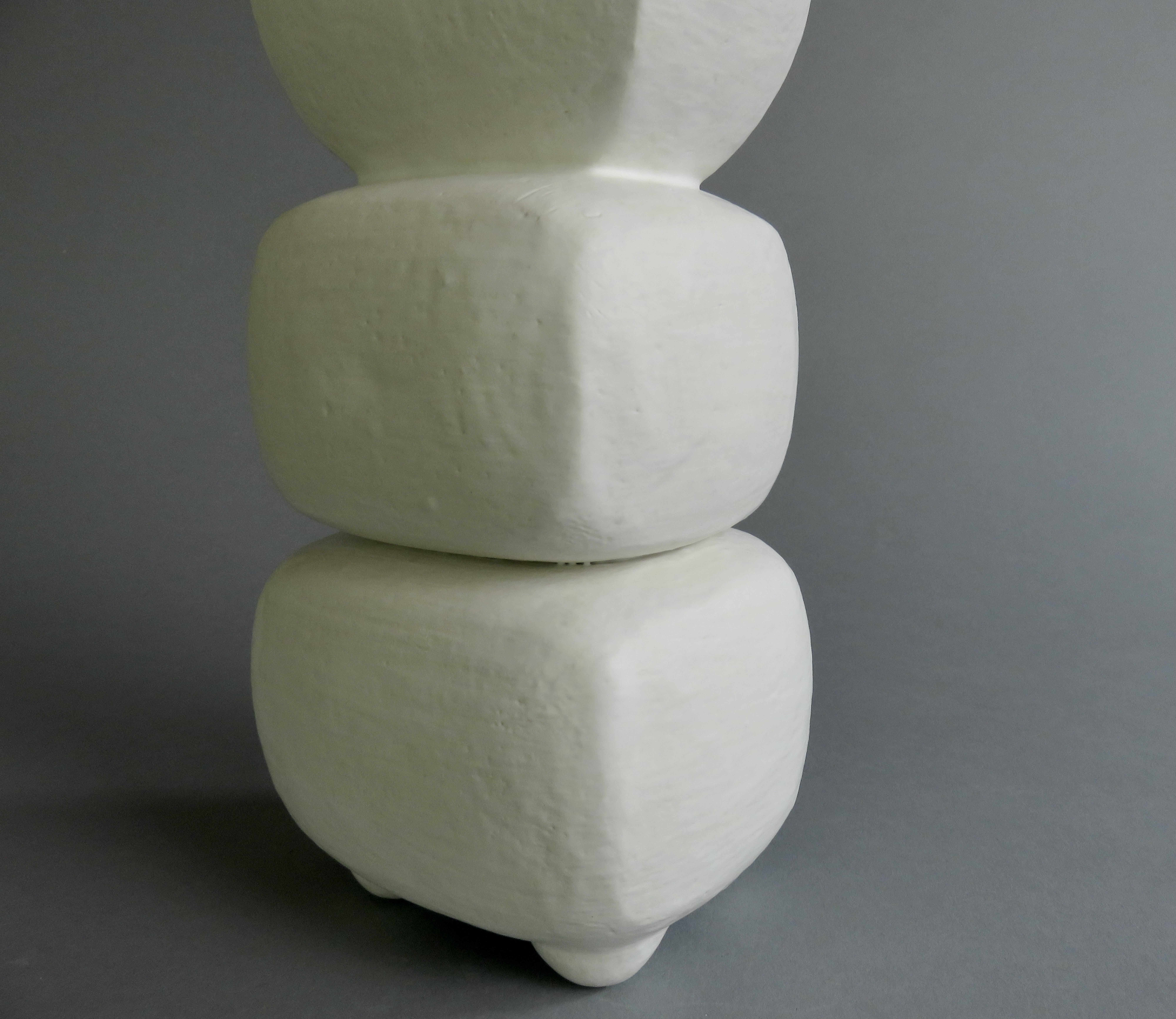 Cremeweißes 3-teiliges Totem, rechteckige Tasse auf der Oberseite, handgefertigte Keramikskulptur im Angebot 8