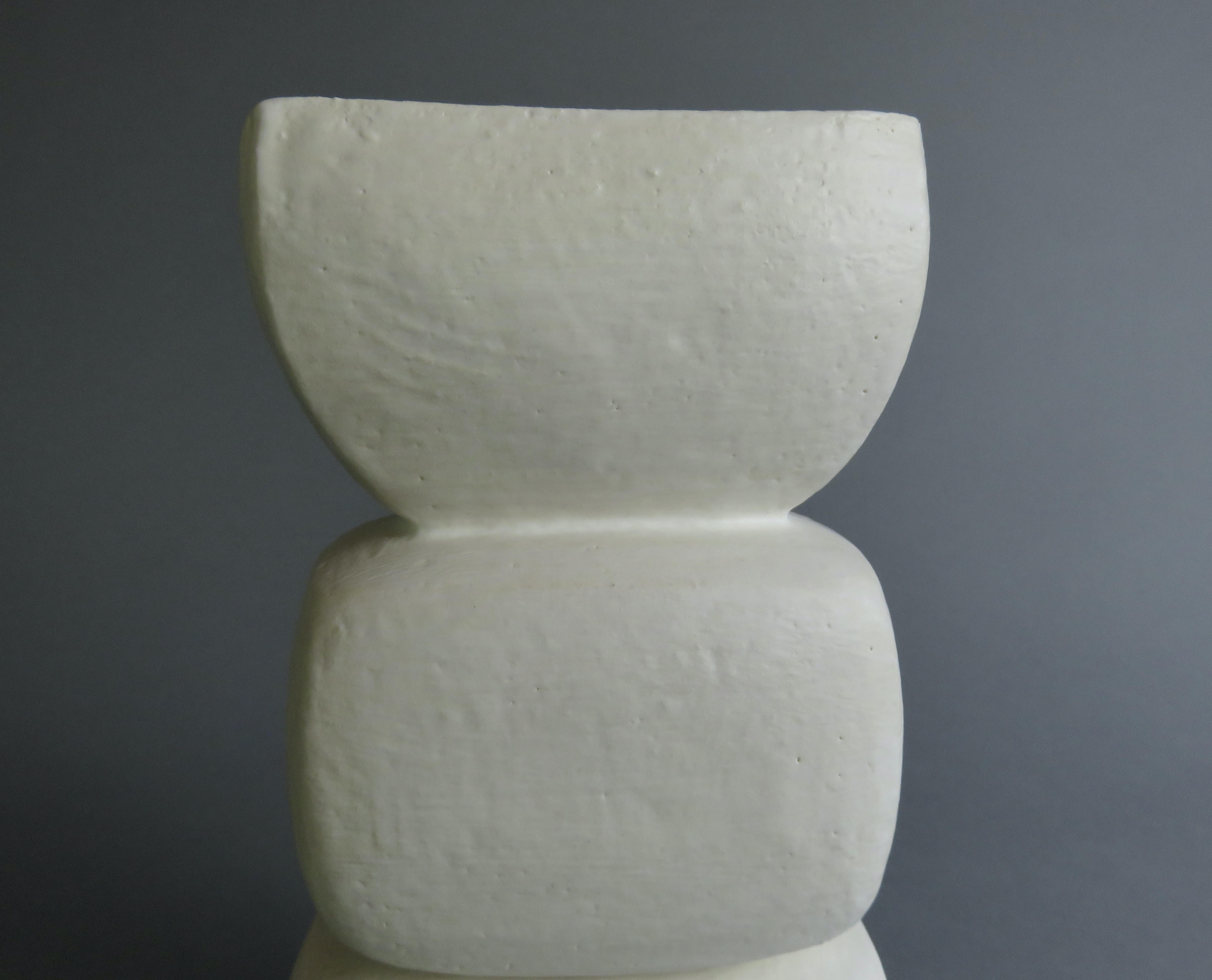 Totem blanc crème en 3 parties, tasse rectangulaire sur le dessus, sculpture en céramique fabriquée à la main en vente 8