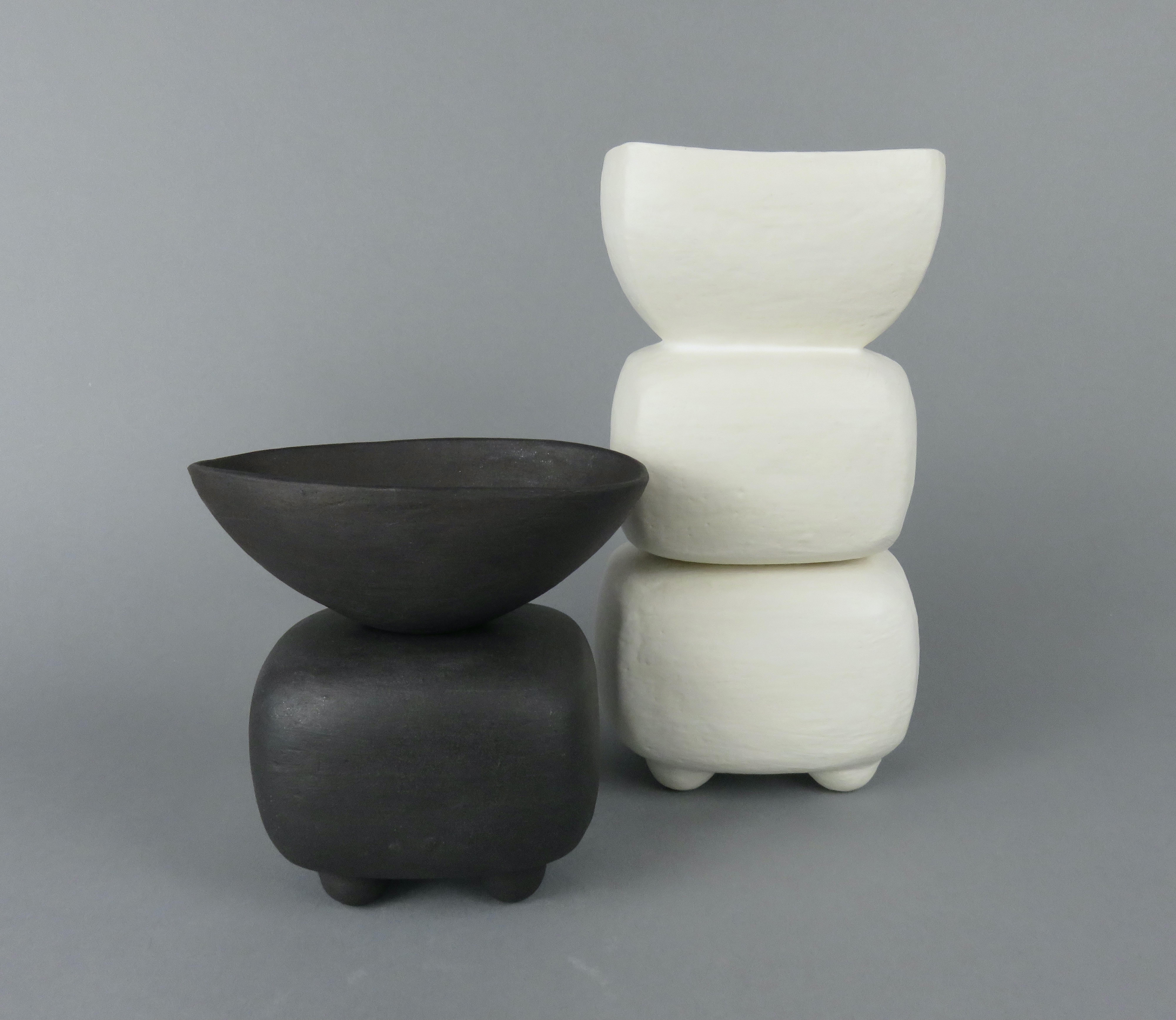 Cremeweißes 3-teiliges Totem, rechteckige Tasse auf der Oberseite, handgefertigte Keramikskulptur im Angebot 10
