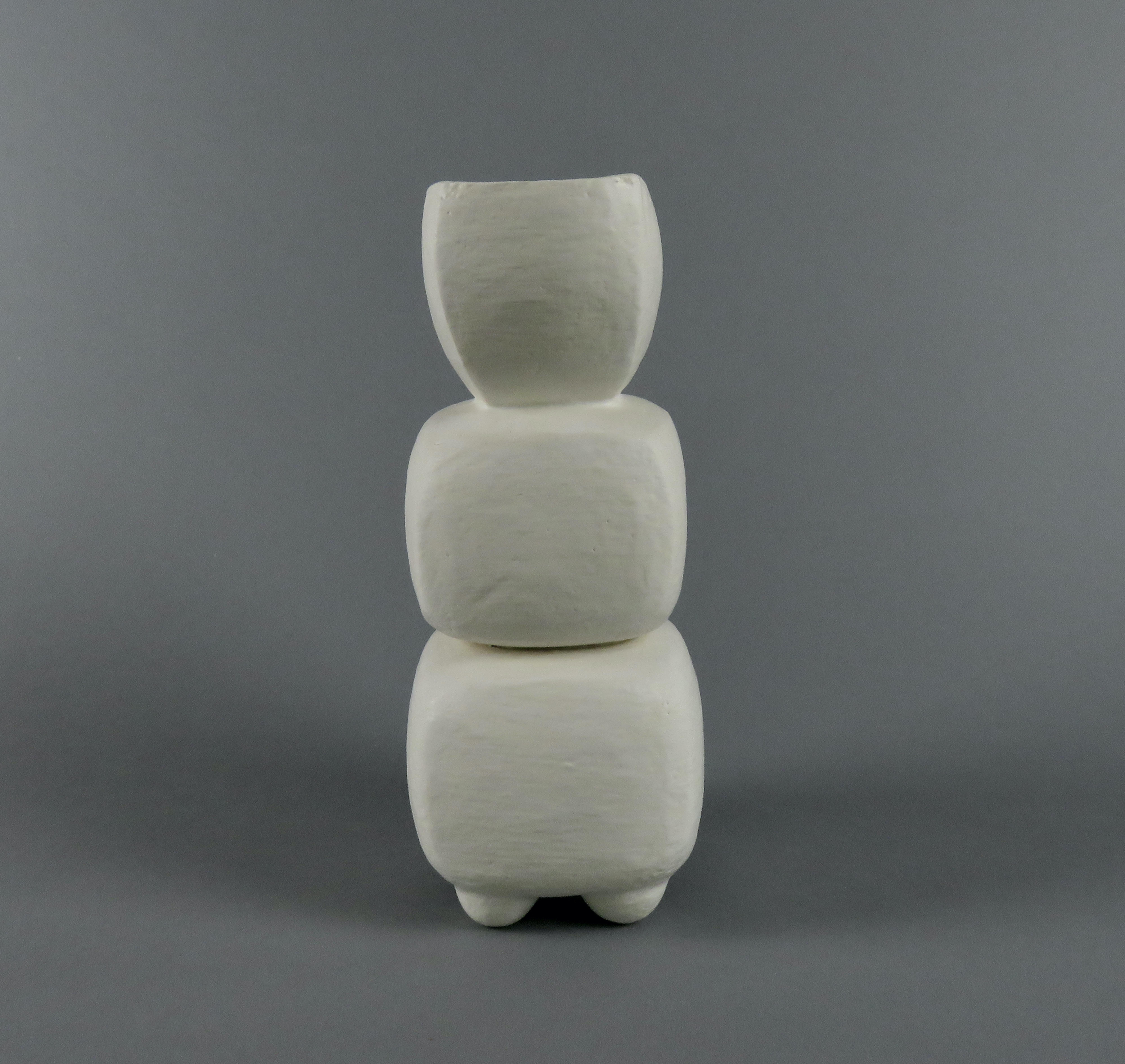 Cremeweißes 3-teiliges Totem, rechteckige Tasse auf der Oberseite, handgefertigte Keramikskulptur (Moderne der Mitte des Jahrhunderts) im Angebot