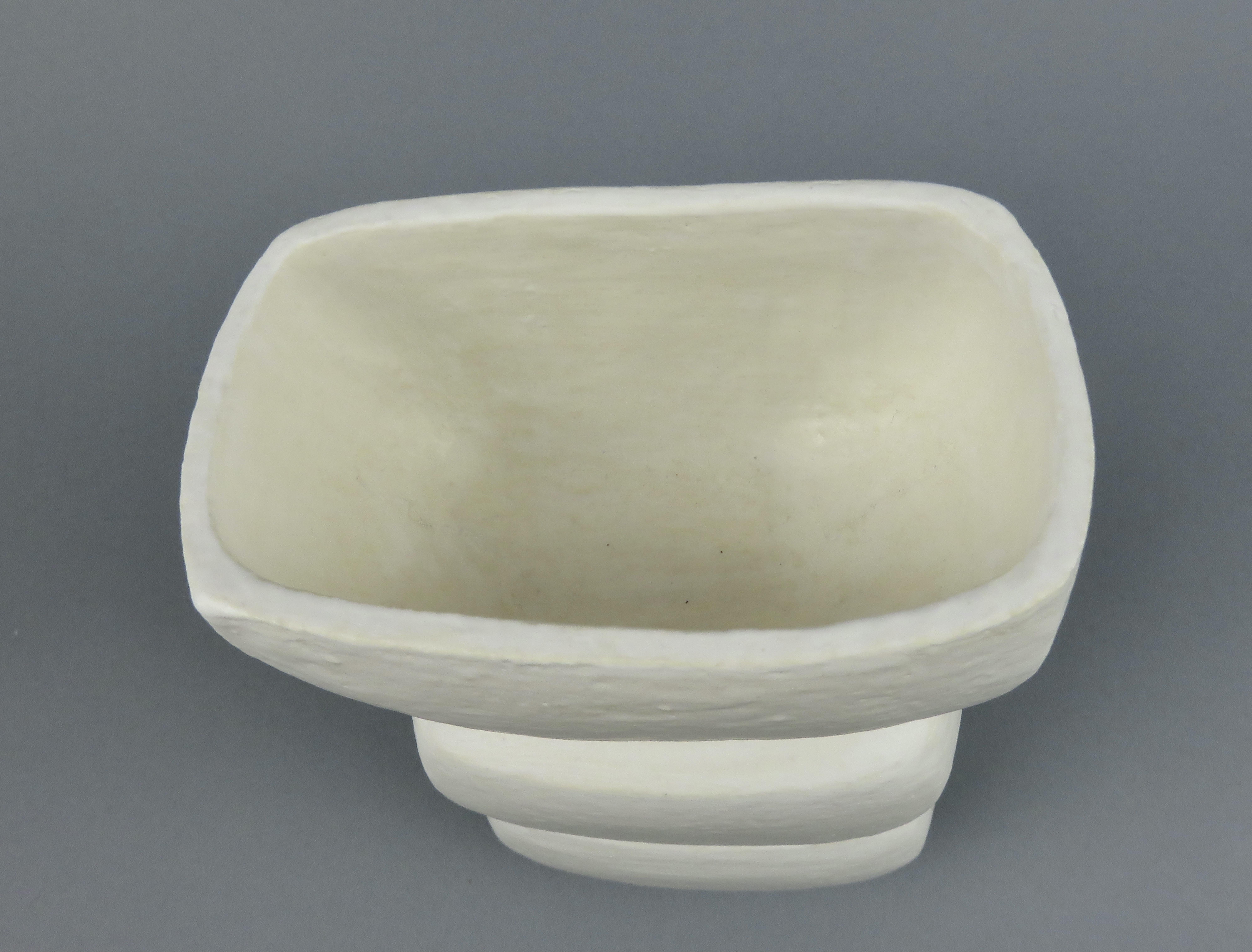 Céramique Totem blanc crème en 3 parties, tasse rectangulaire sur le dessus, sculpture en céramique fabriquée à la main en vente