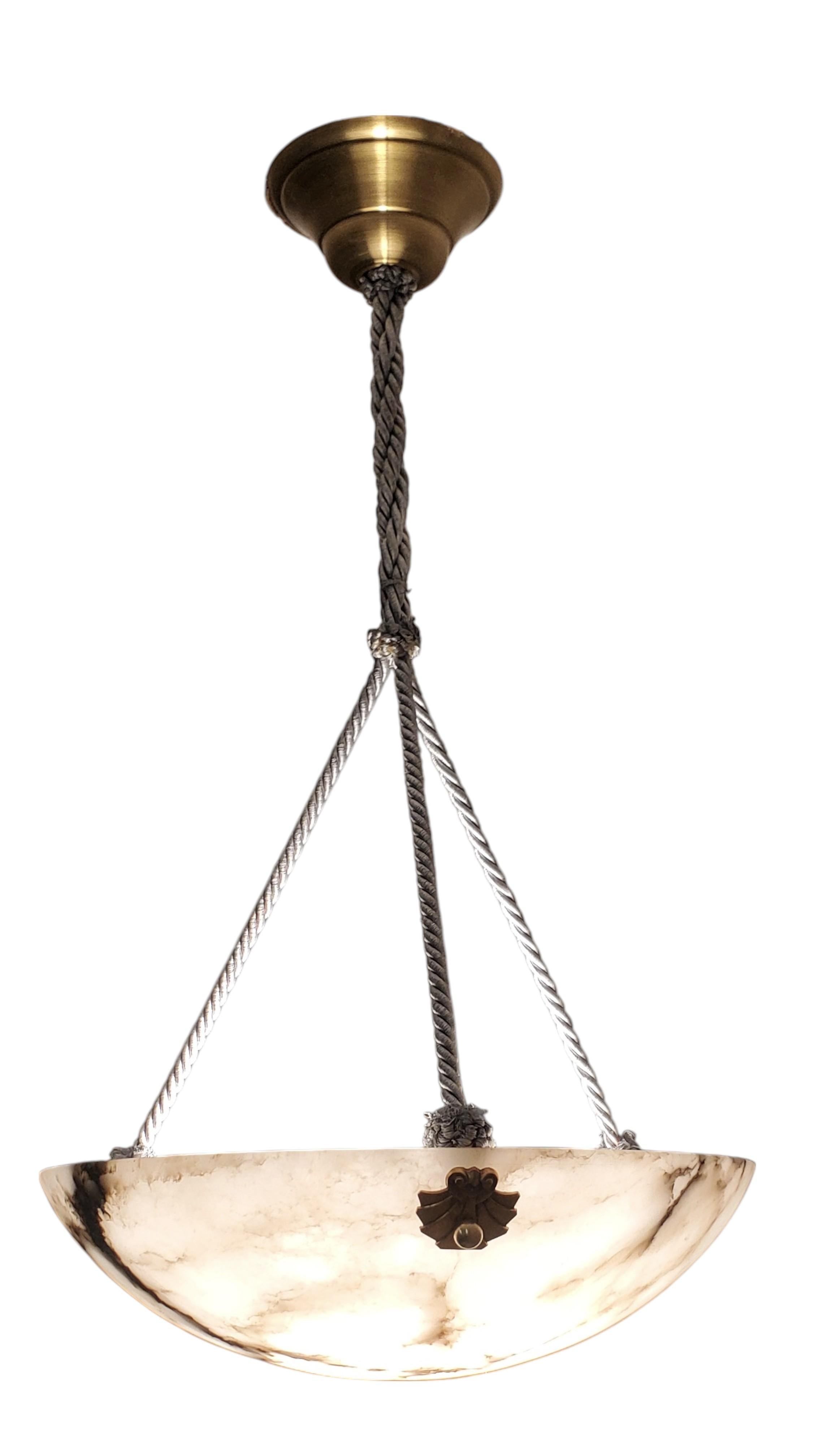 Coupé d'albâtre original blanc crème + veiné de gris avec décor de coquillages + cordon de corde. en vente 5