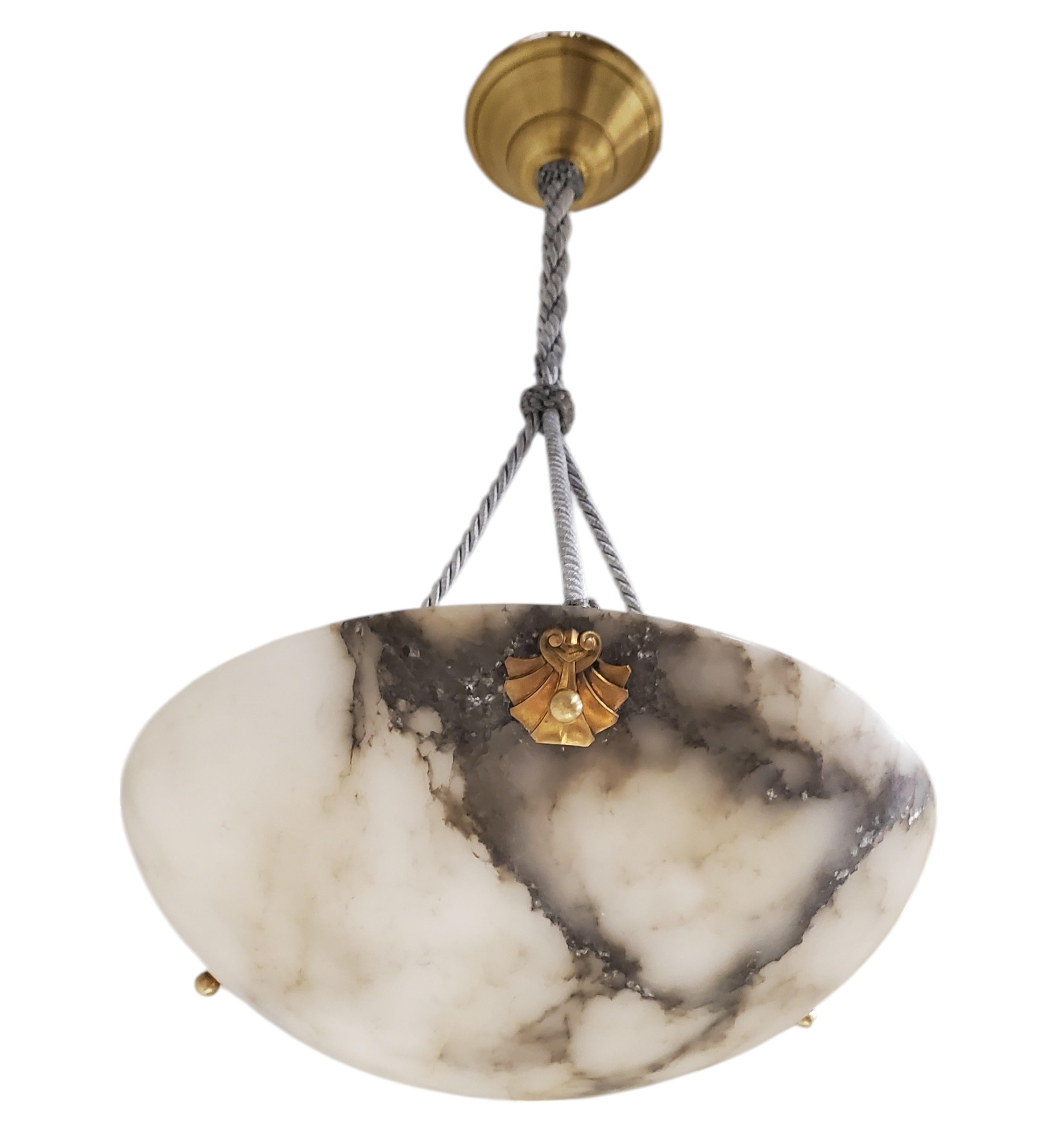 Français Coupé d'albâtre original blanc crème + veiné de gris avec décor de coquillages + cordon de corde. en vente