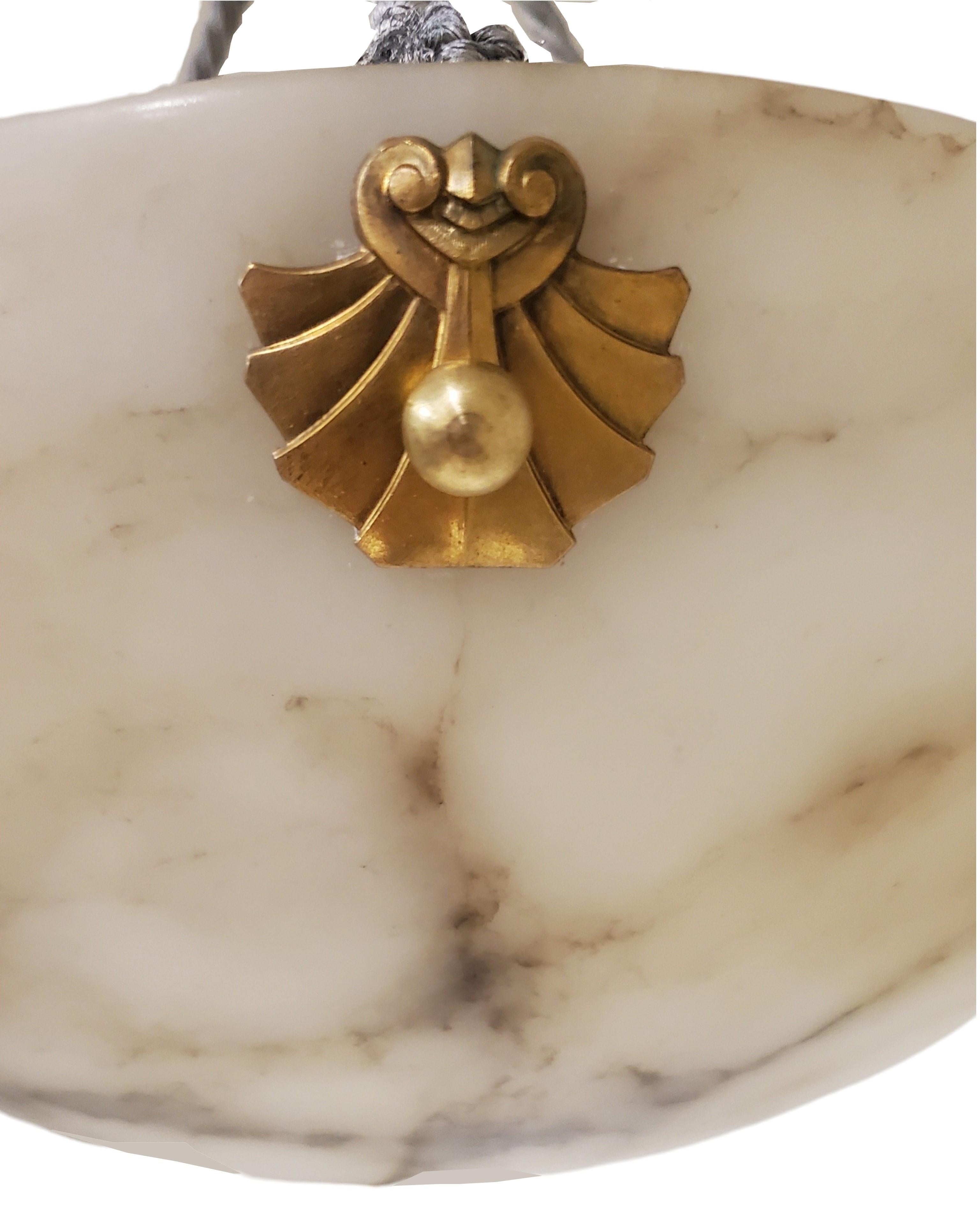 Sculpté à la main Coupé d'albâtre original blanc crème + veiné de gris avec décor de coquillages + cordon de corde. en vente