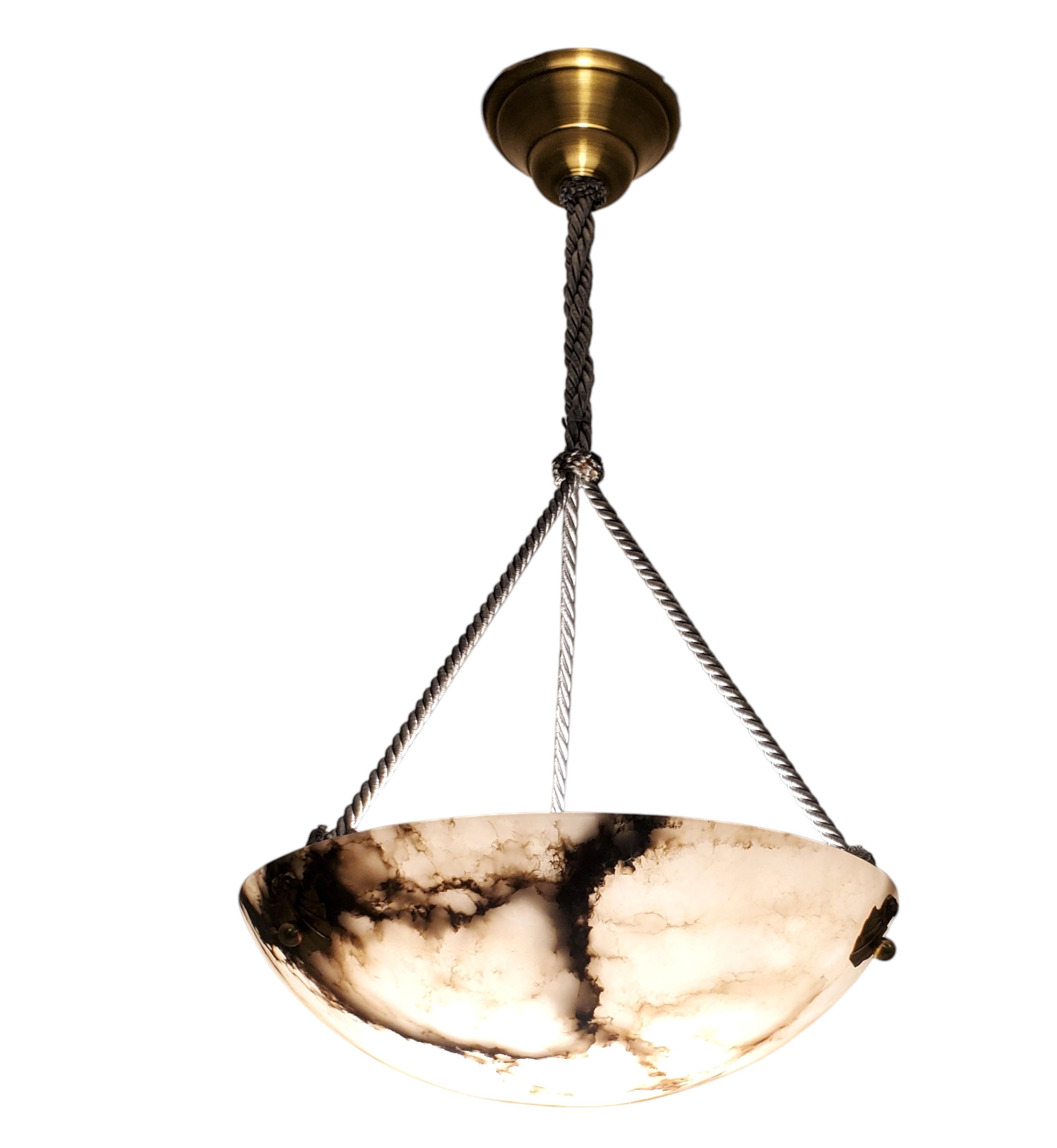 20ième siècle Coupé d'albâtre original blanc crème + veiné de gris avec décor de coquillages + cordon de corde. en vente