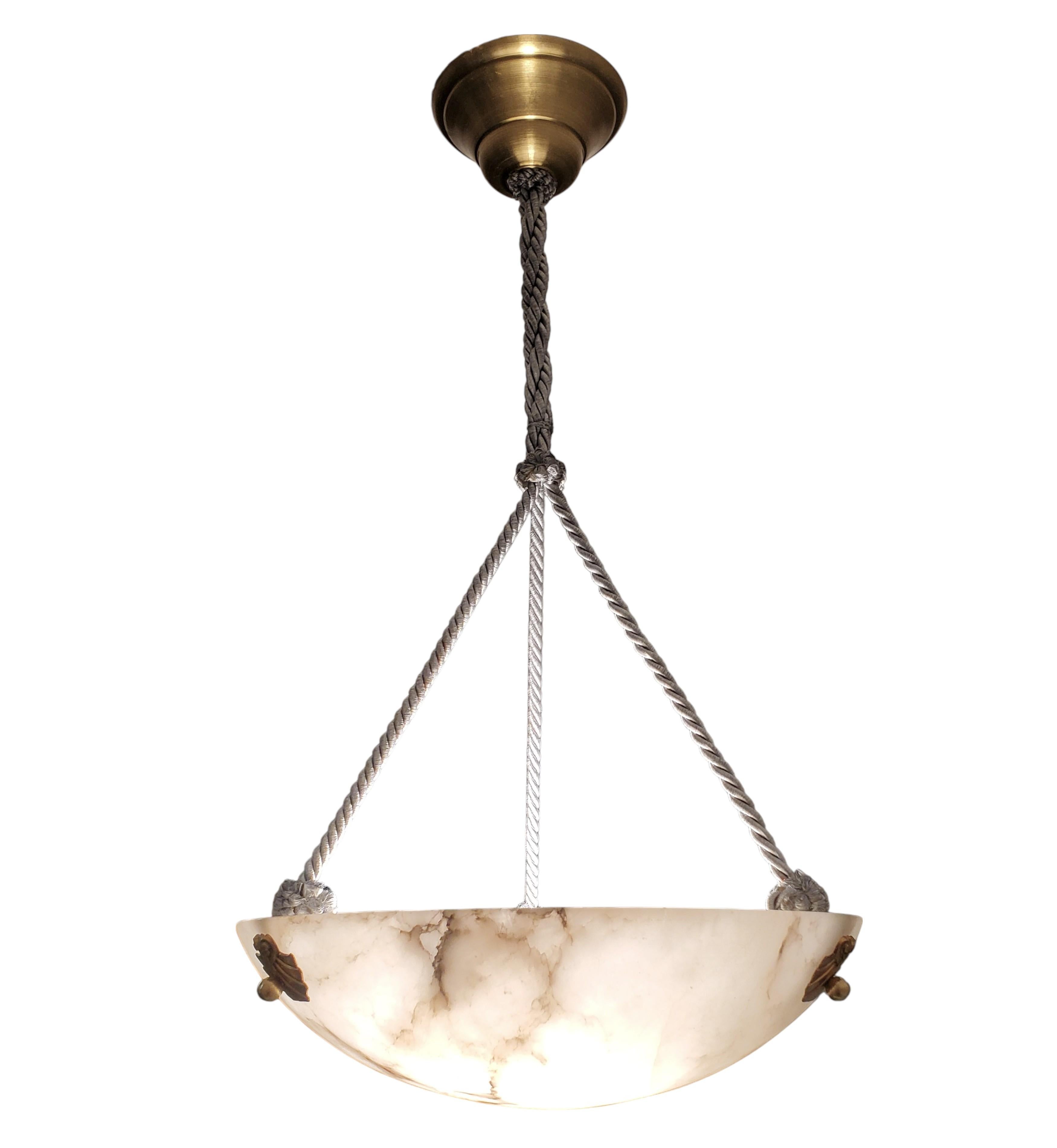 Corde Coupé d'albâtre original blanc crème + veiné de gris avec décor de coquillages + cordon de corde. en vente