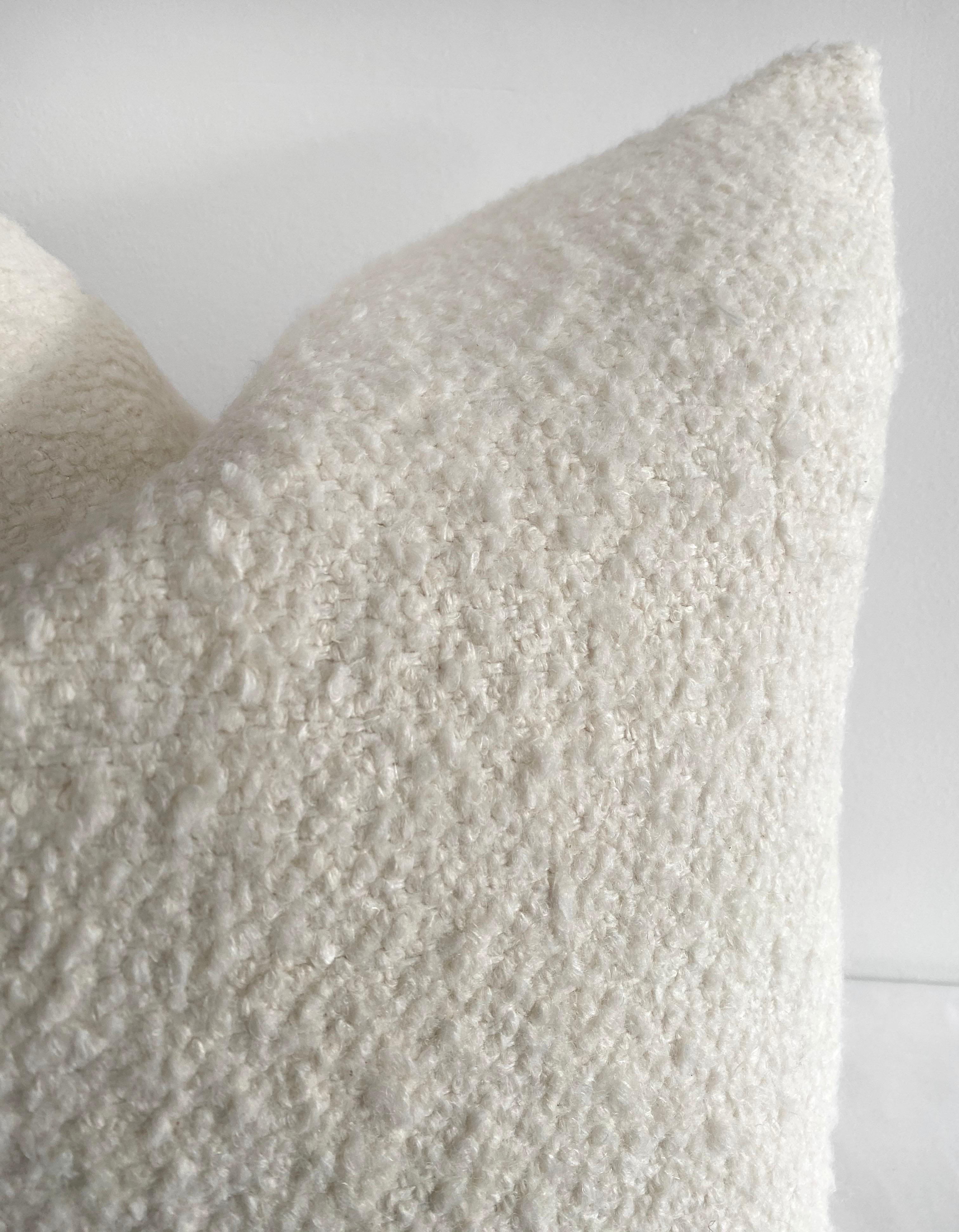 Cuscino d'accento in lana e lino bianco panna con inserto in piuma d'oca
Dimensioni 22 x 22
La faccia è un bellissimo tessuto di lana e lino in stile pelle di pecora, di colore avorio o bianco crema.
Il retro è in lino belga 100% bianco