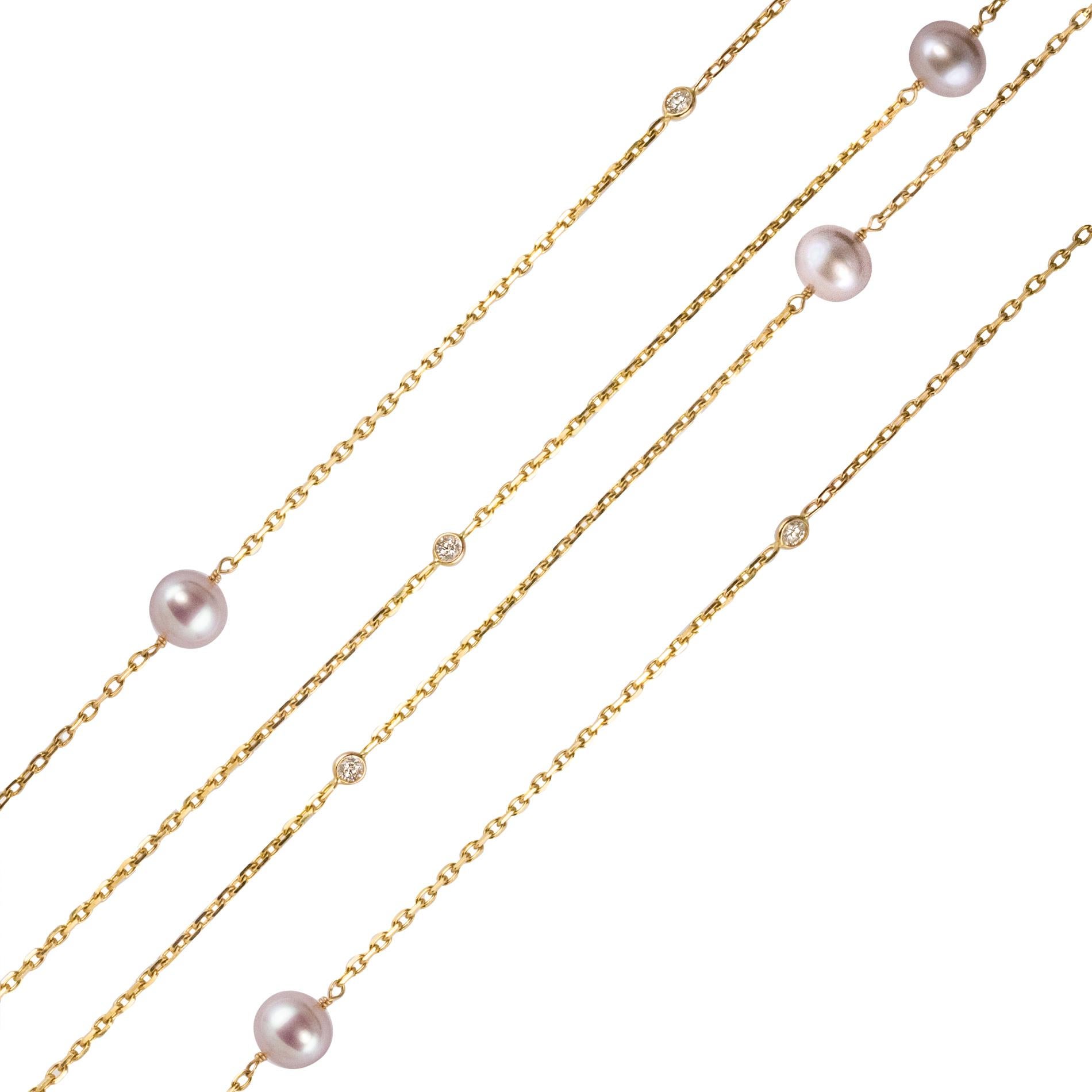 Baume Creation - Unique piece.
Long necklace in 18 karat yellow gold, eagle's head hallmark.
Long gold necklace, it is made up of a convict link chain regularly punctuated with pink orient cultured pearls, and modern brilliant- cut diamonds in
