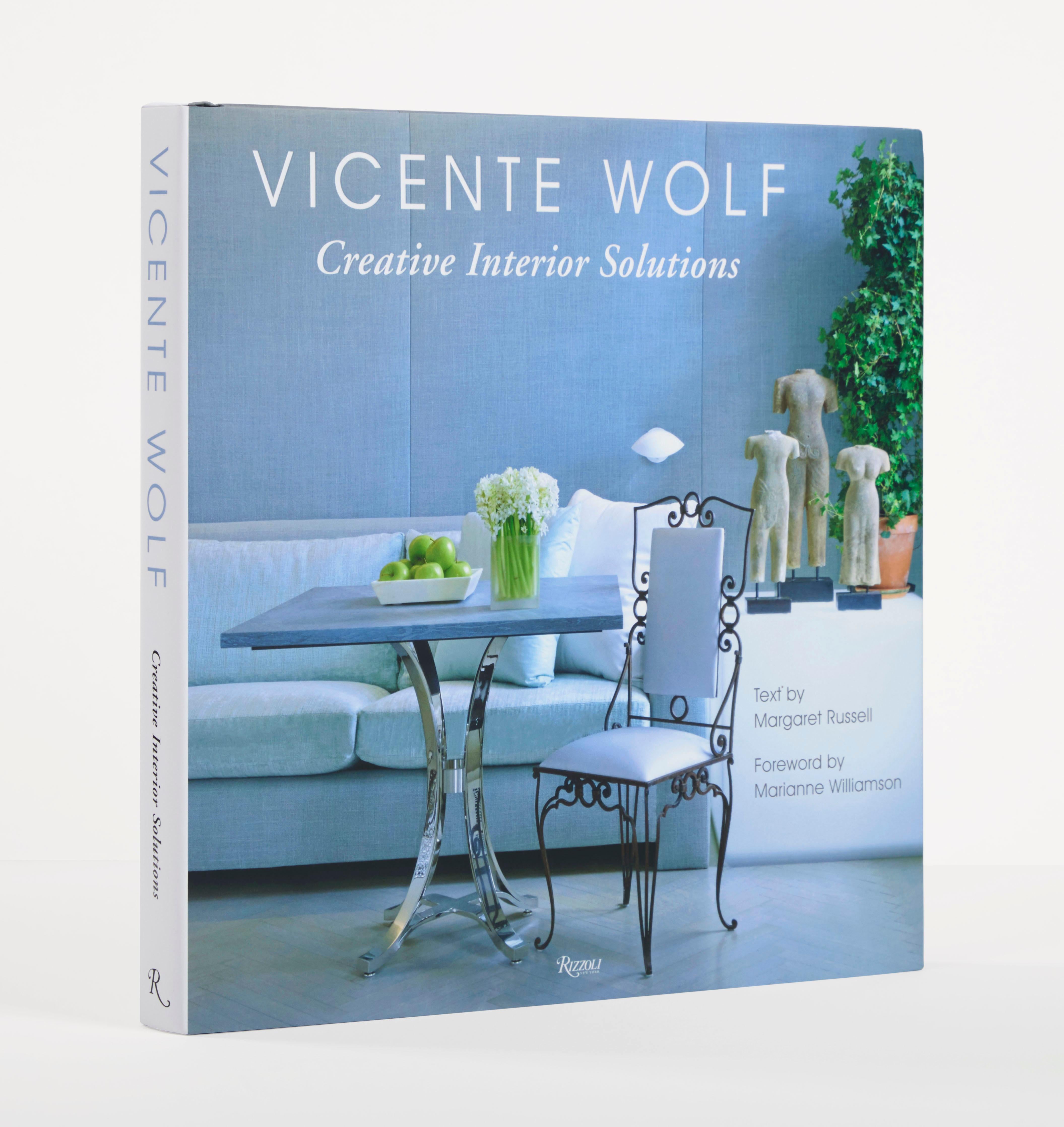 Solutions créatives pour l'intérieur
Auteur Vicente Wolf et Margaret Russell, Préface de Marianne Williamson

Vicente Wolf, grand spécialiste du design et maître d'une esthétique sobre, élégante et globale, distille ses décennies d'expérience dans