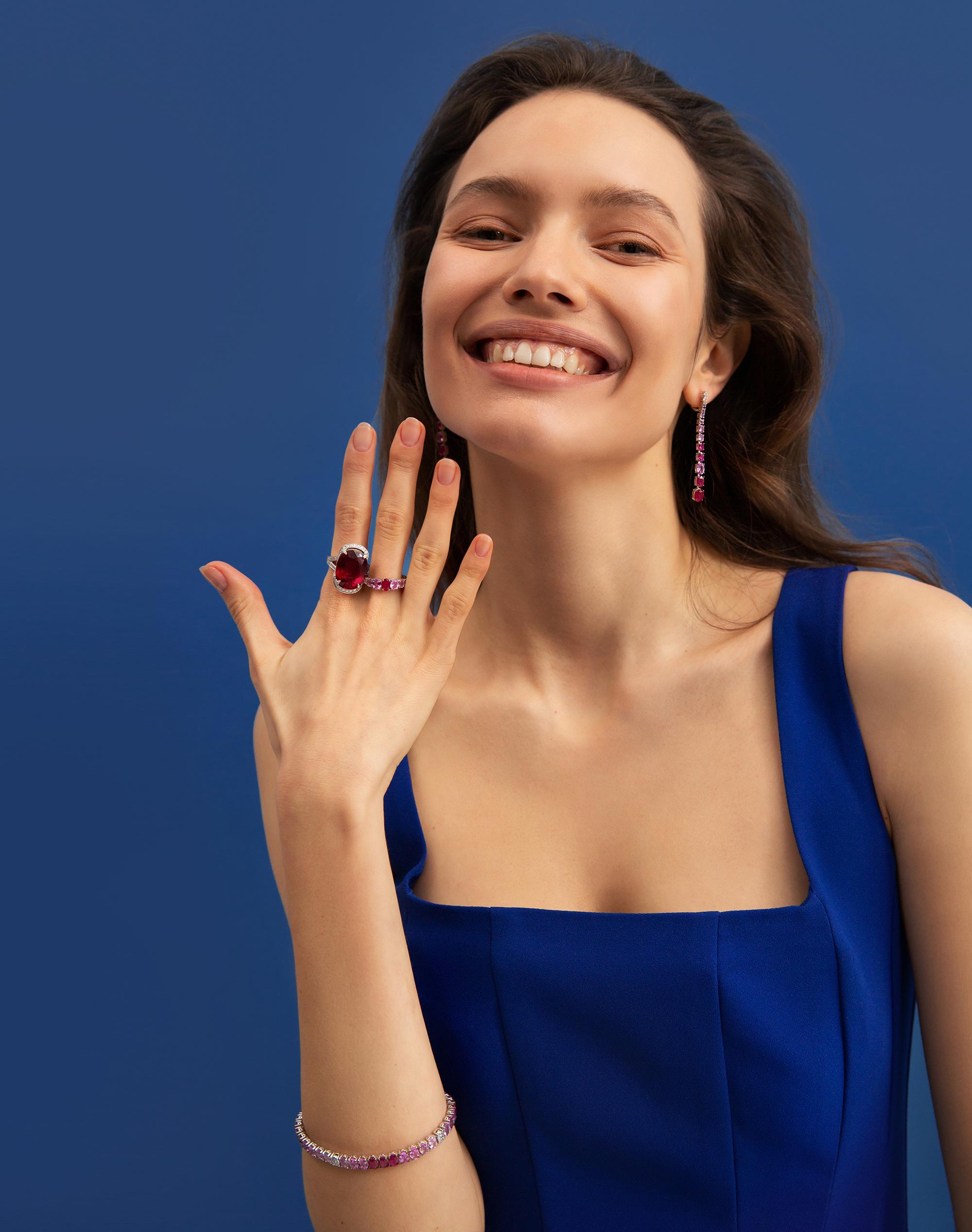 Orecchini originali creativi di Natkina con diamanti, rubino rosso e zaffiro rosa, per lei In condizioni Nuovo in vendita a Genève, GE