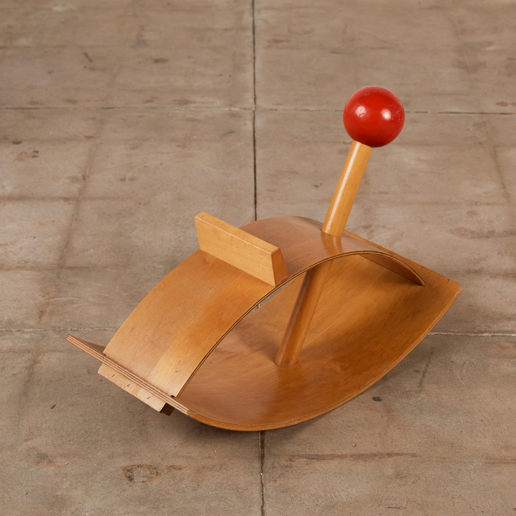 Die Wippe von Creative Playthings besteht aus leichtem, warmem Birkensperrholz. Dieser 1964 von Gloria Caranica entworfene Schaukelpferd-Vorgänger ist eine perfekte Synthese aus Material, Design und Funktion. Die geschwungene Ober- und Unterseite