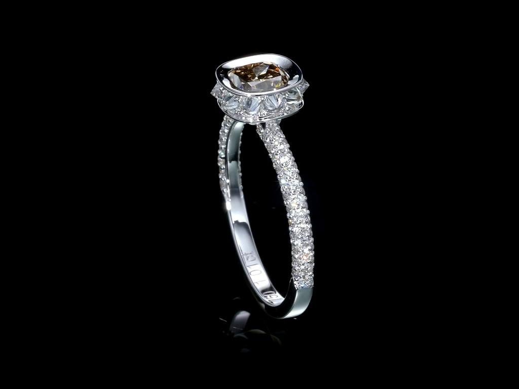 Creadores Boutique Zenith Clásico Oro Blanco 18K 2,06 Quilates Diamante Champán Rin Corte cojín en venta