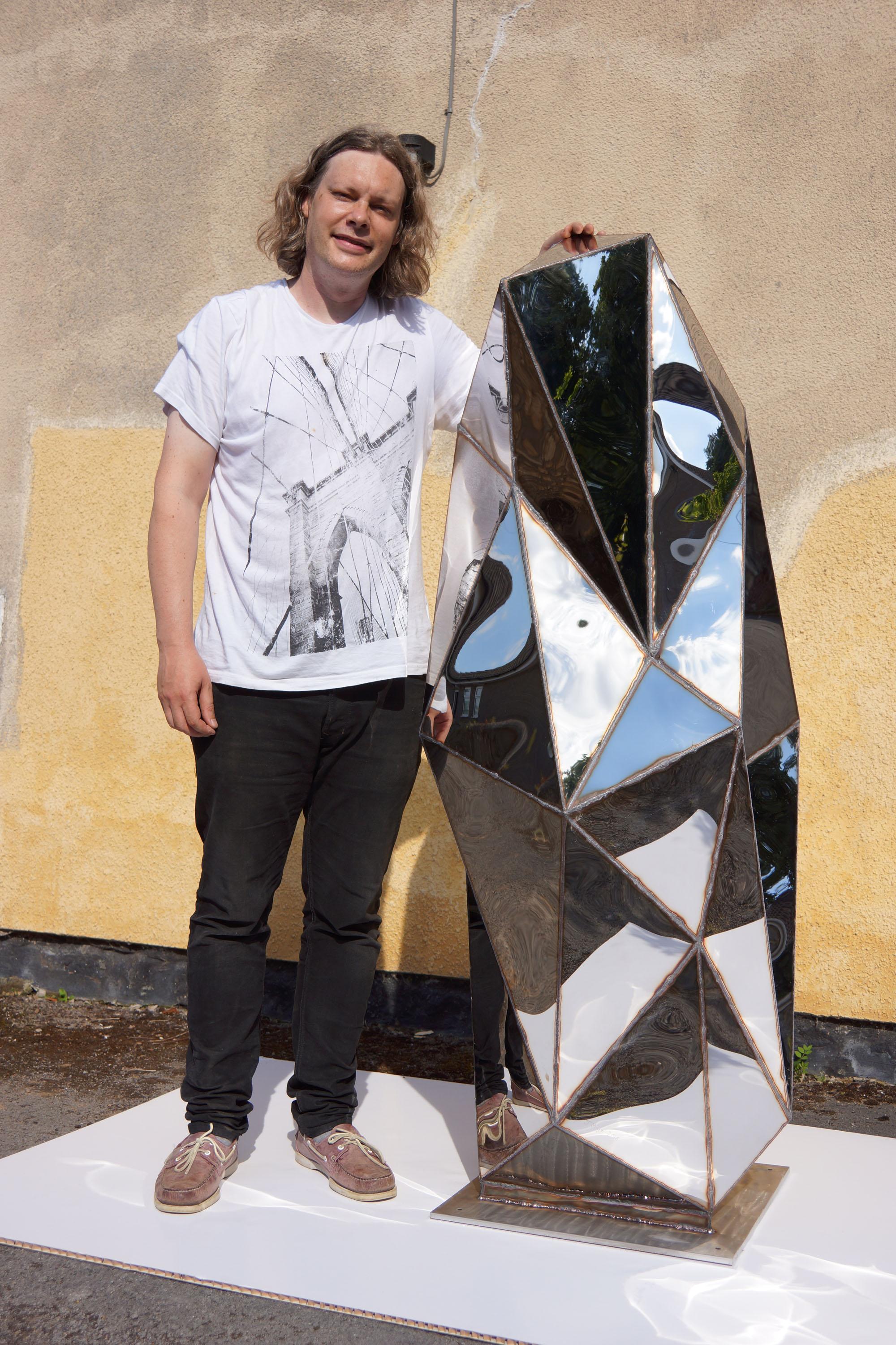 Kreaturenskulptur aus geschweißtem, spiegelpoliertem Edelstahl von Julian Mayor im Angebot 3