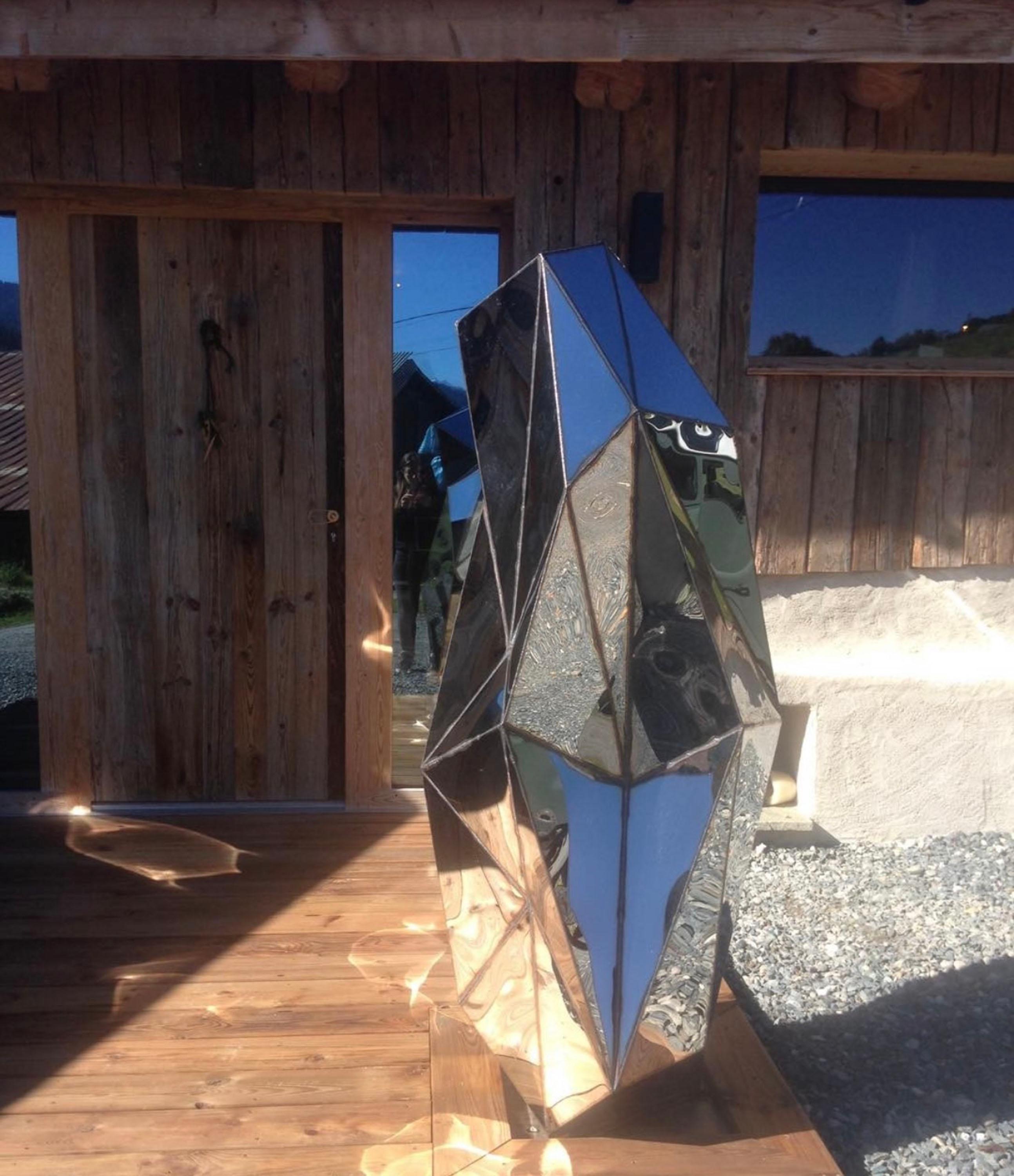 Kreaturenskulptur aus geschweißtem, spiegelpoliertem Edelstahl von Julian Mayor im Angebot 4