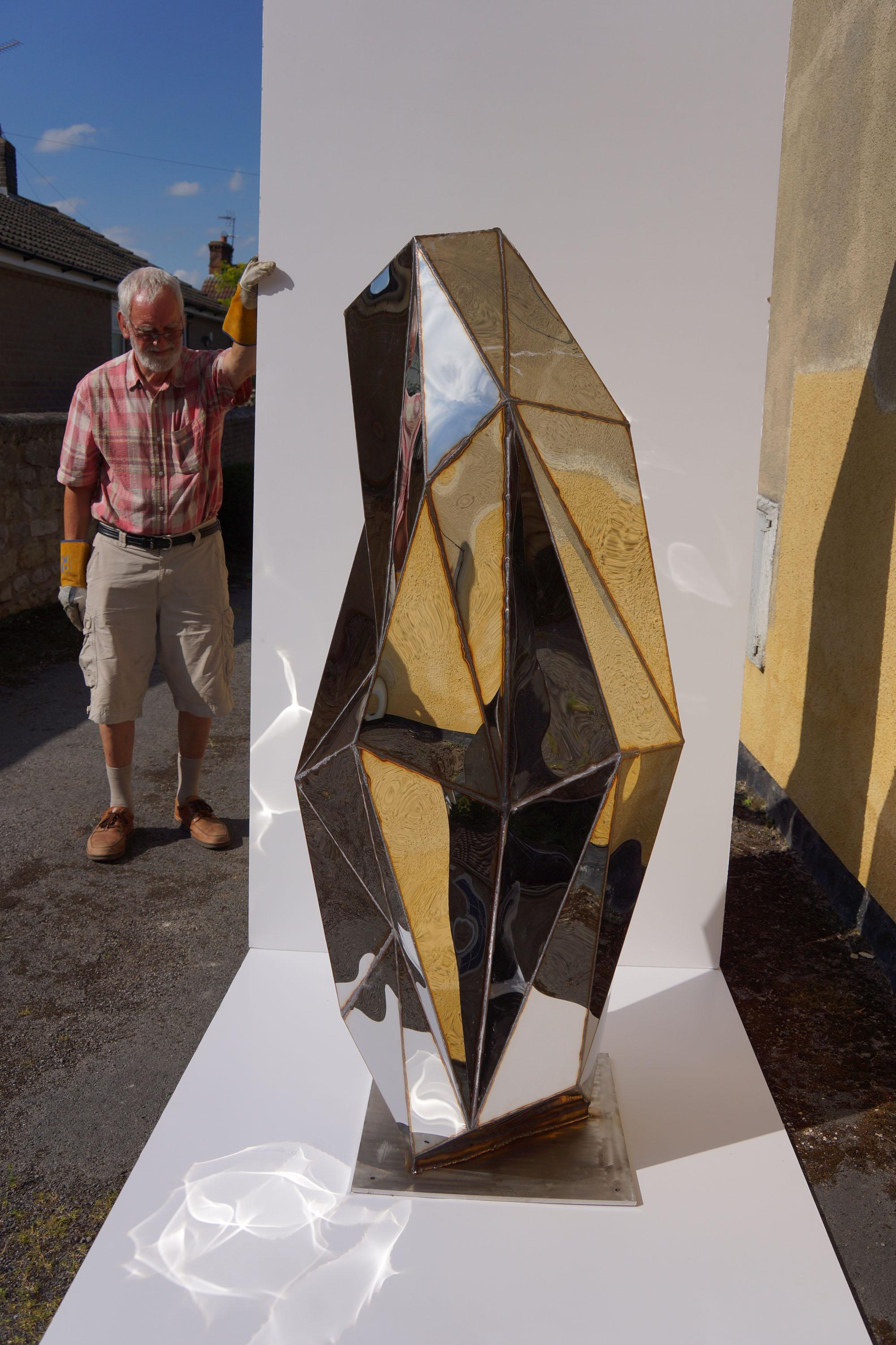 Kreaturenskulptur aus geschweißtem, spiegelpoliertem Edelstahl von Julian Mayor (Britisch) im Angebot