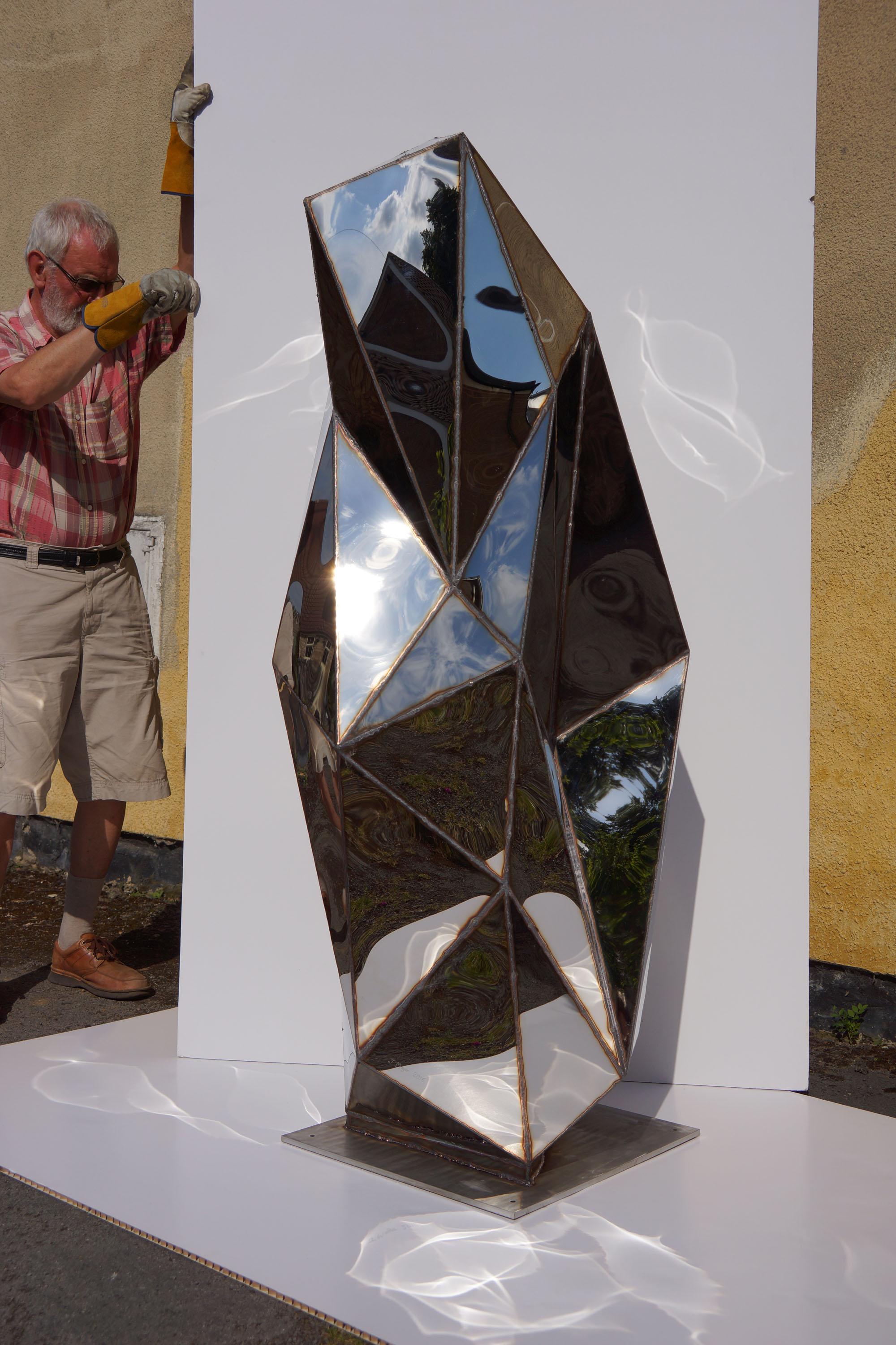 Kreaturenskulptur aus geschweißtem, spiegelpoliertem Edelstahl von Julian Mayor (21. Jahrhundert und zeitgenössisch) im Angebot