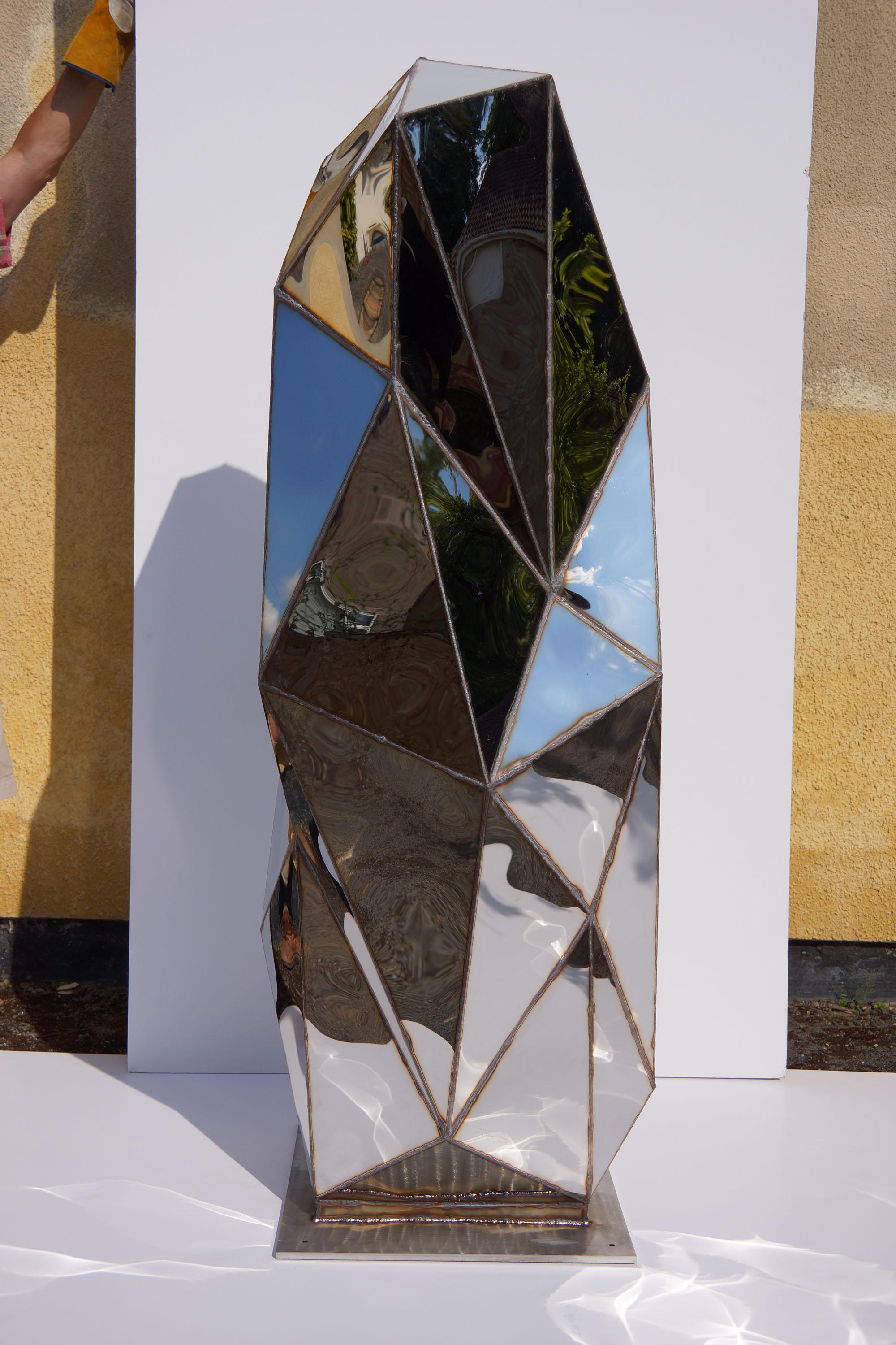 Kreaturenskulptur aus geschweißtem, spiegelpoliertem Edelstahl von Julian Mayor im Angebot 1