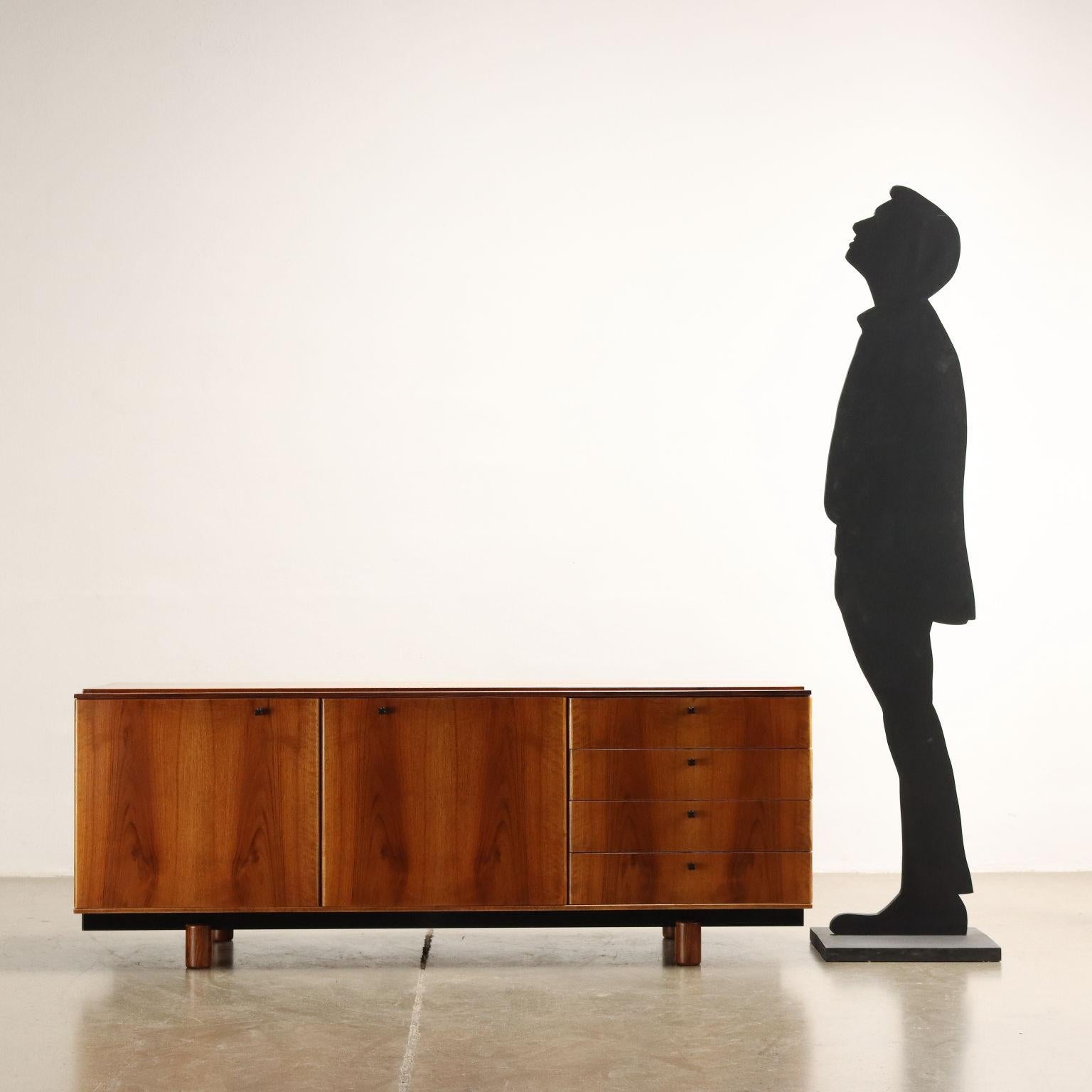 Credenza/Sideboard anni '60 in legno di noce con ante a battente e cassetti. Design di Gianfranco Frattini, produzione Bernini. Mobile non restaurato ma in ottime condizioni generali. 