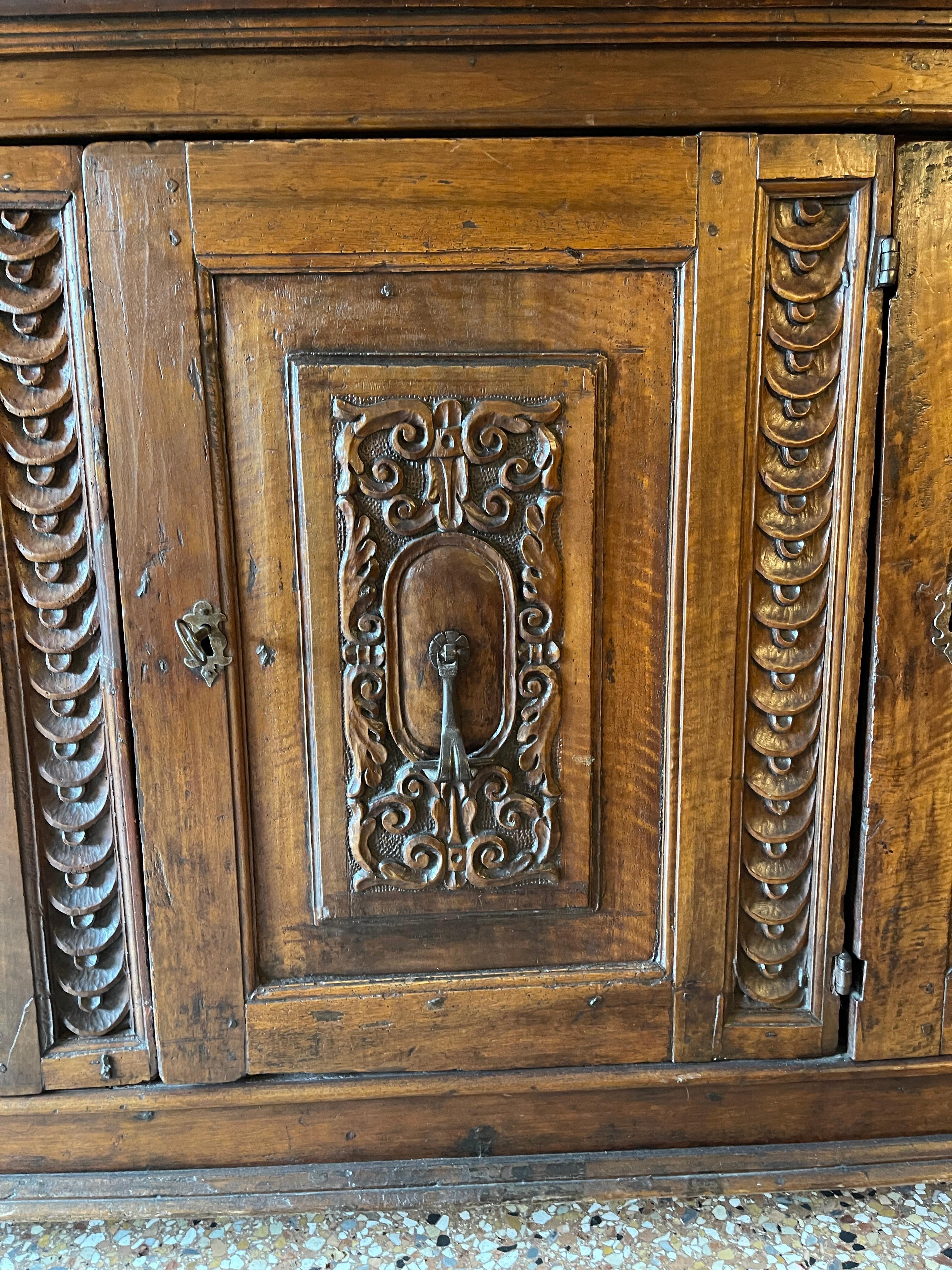 Walnut double-bodied sideboard, Tuscany, late 16th century For Sale 3