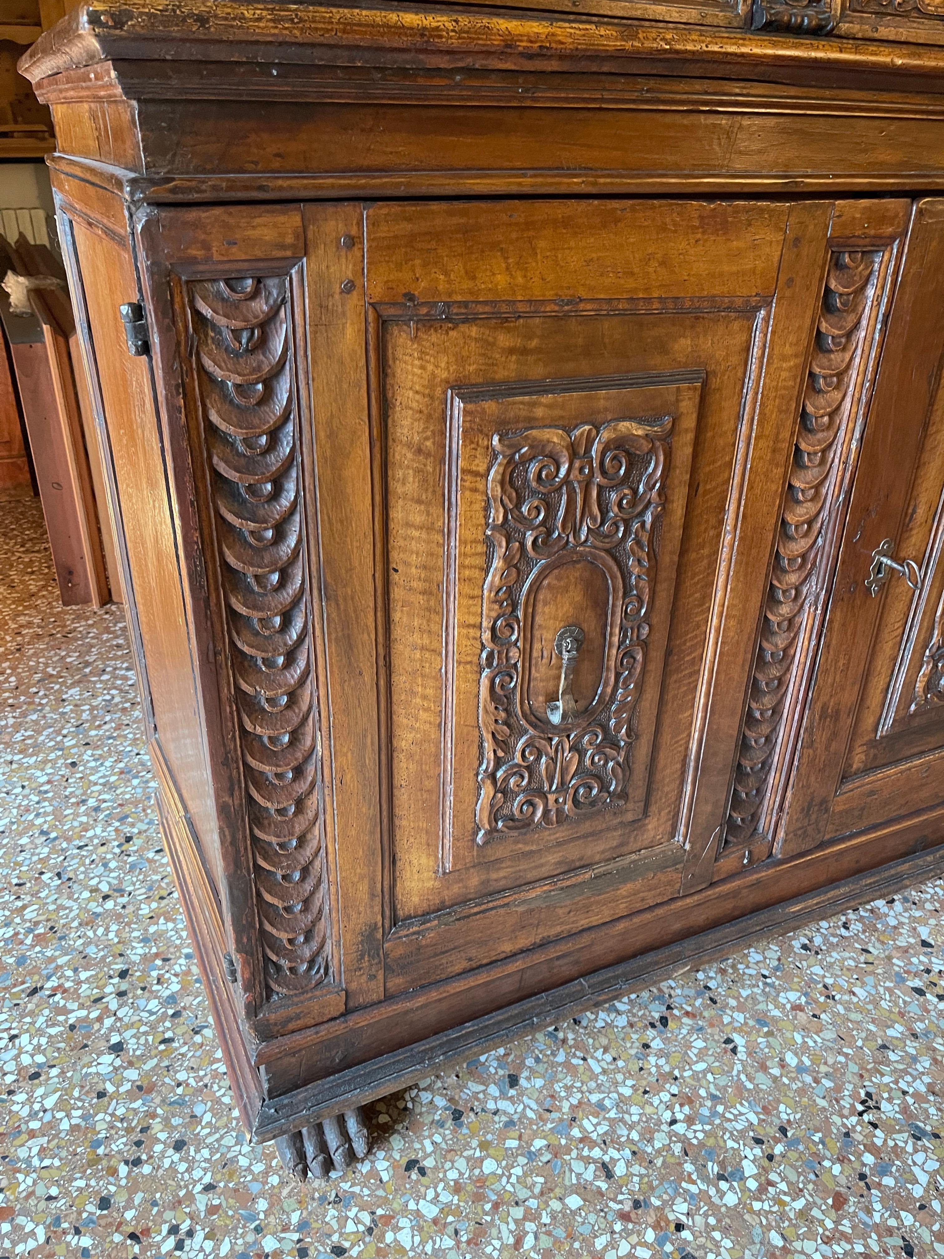 Walnut double-bodied sideboard, Tuscany, late 16th century For Sale 4
