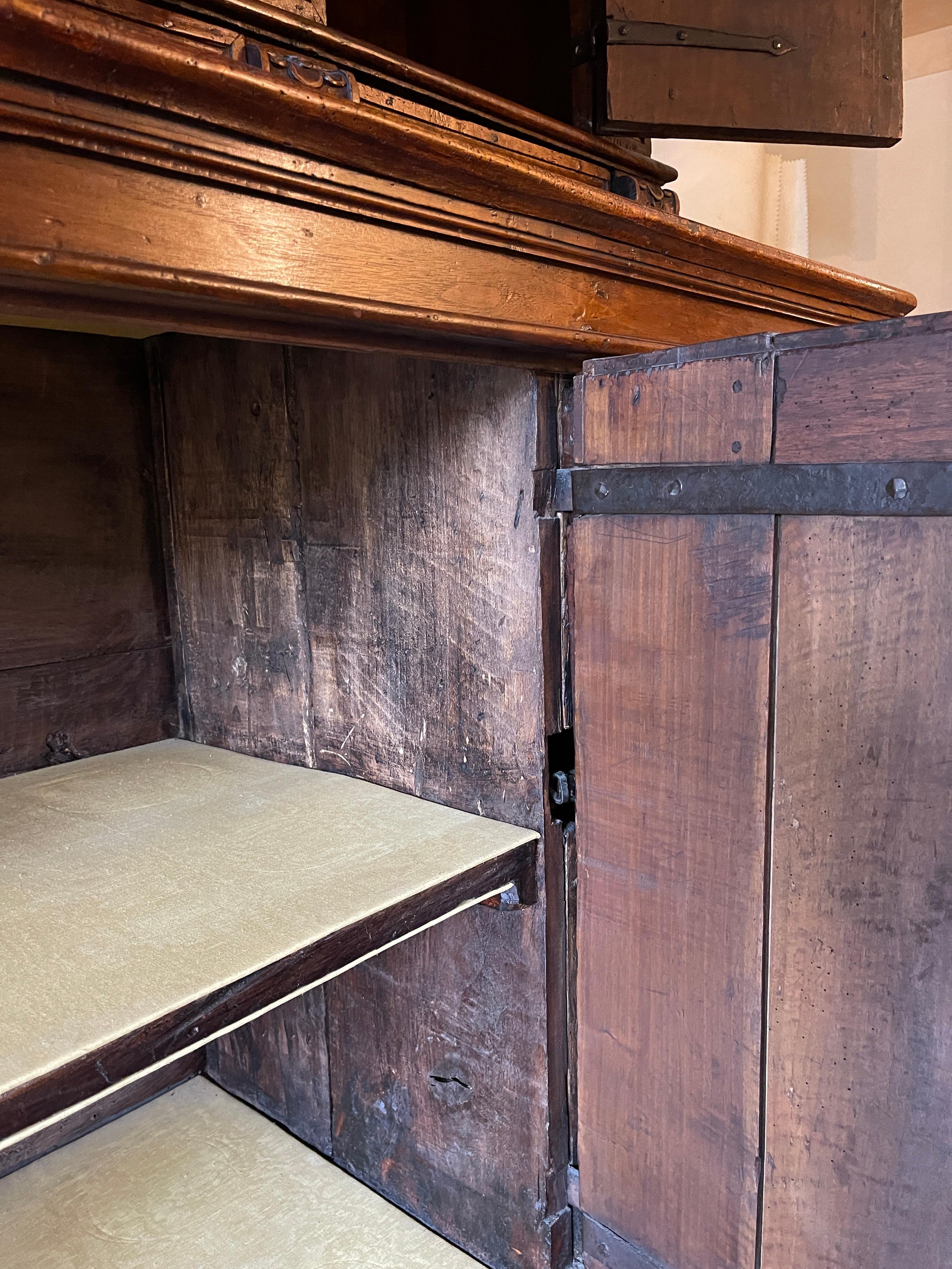 Walnut double-bodied sideboard, Tuscany, late 16th century For Sale 5