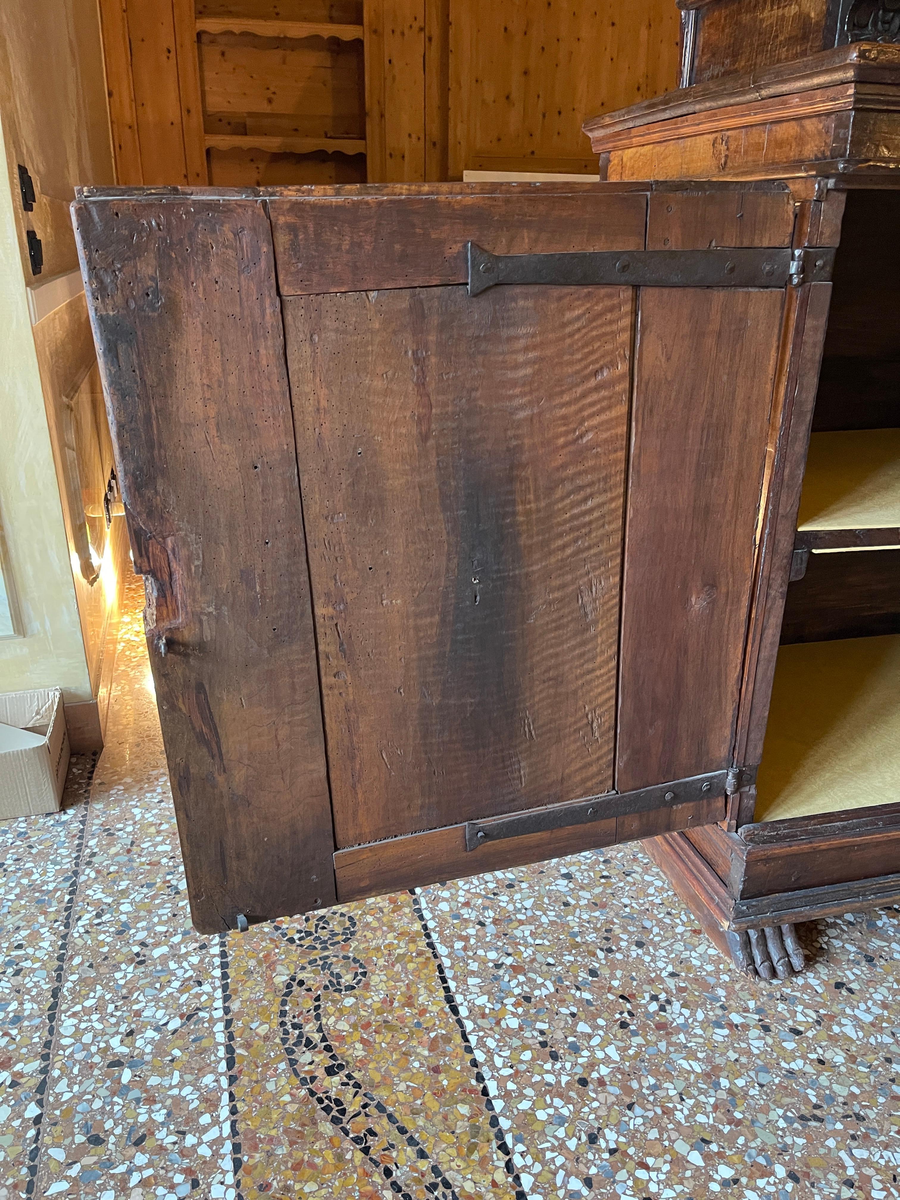 Walnut double-bodied sideboard, Tuscany, late 16th century For Sale 6