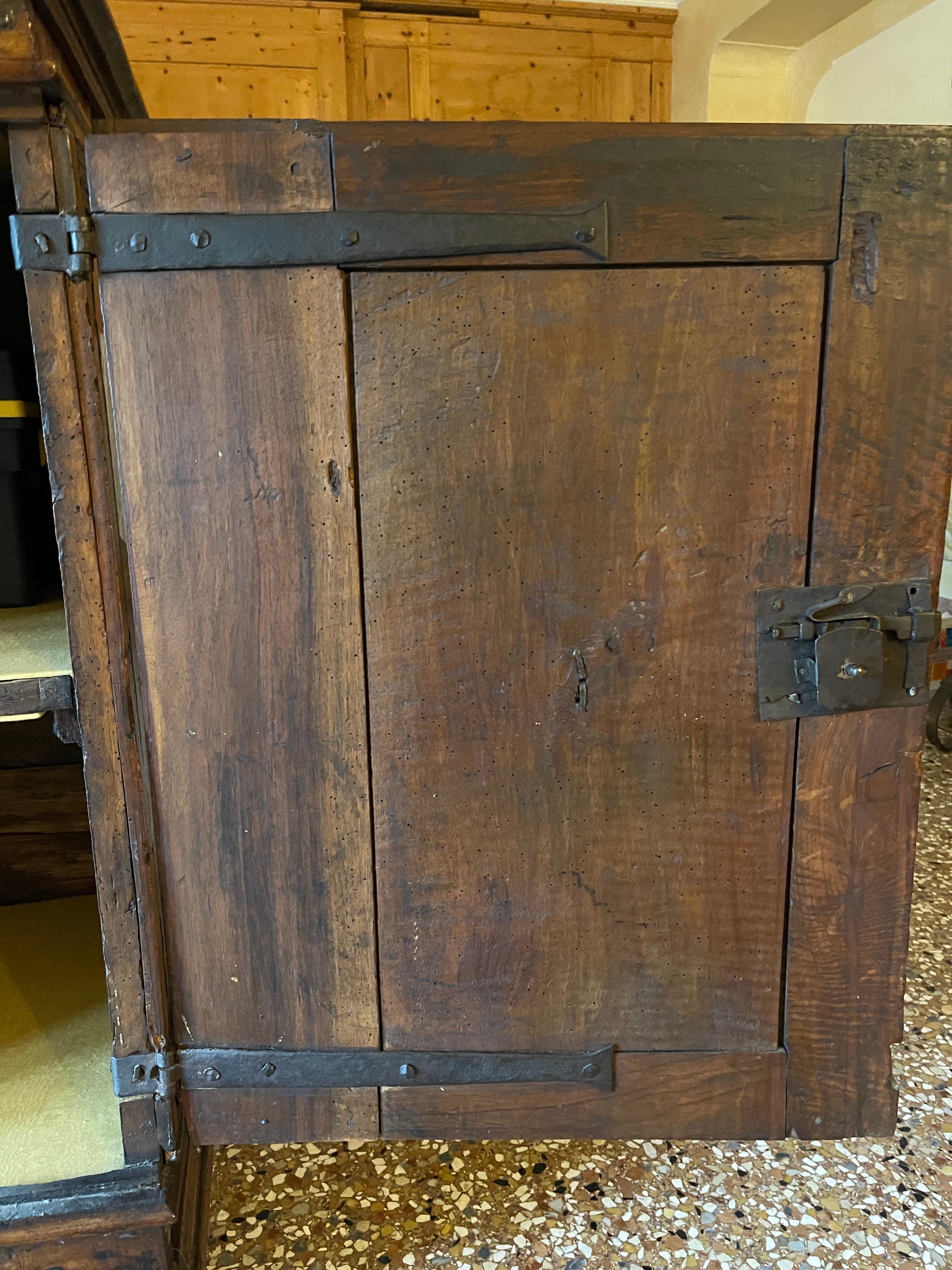 Walnut double-bodied sideboard, Tuscany, late 16th century For Sale 7