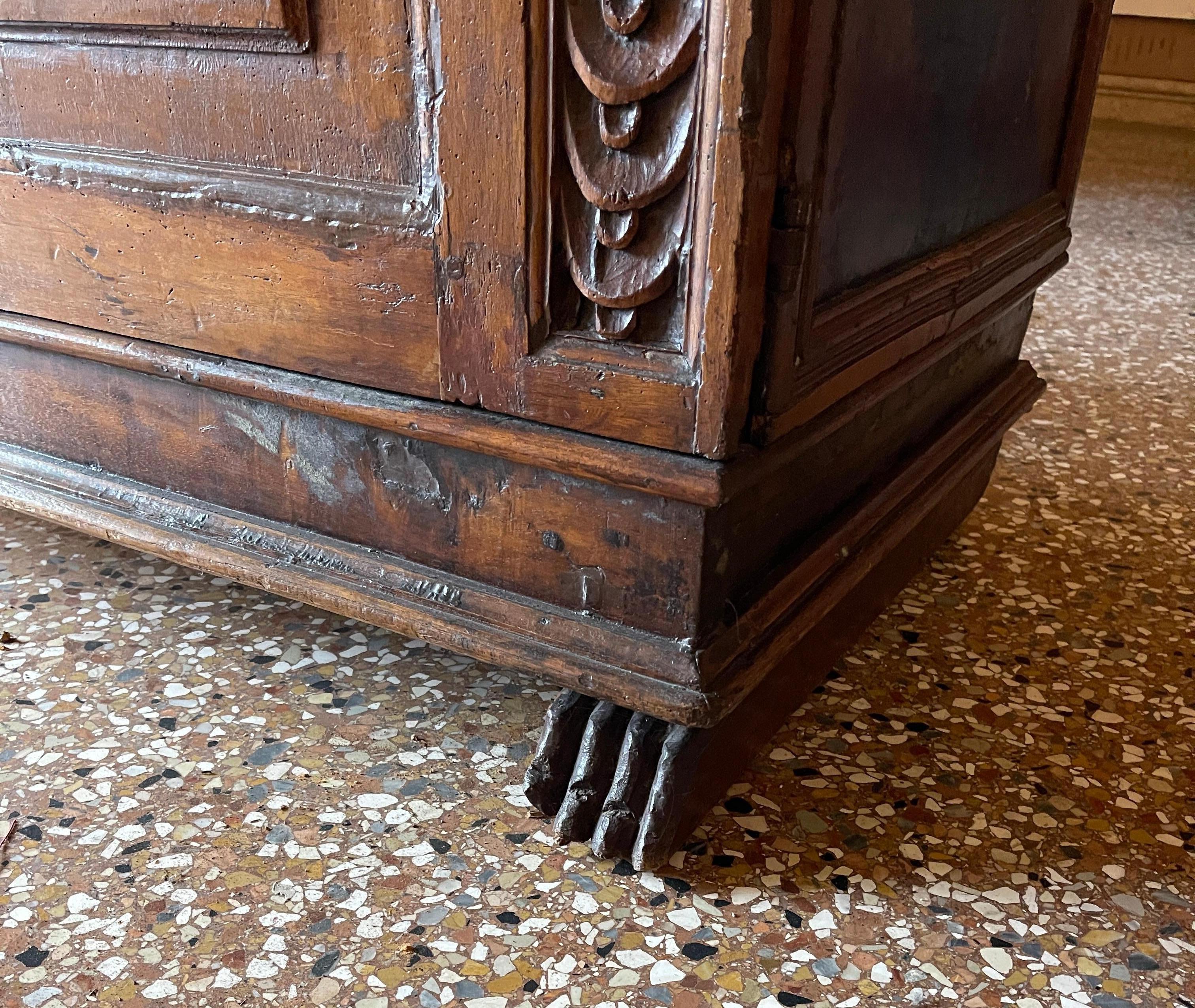 Walnut double-bodied sideboard, Tuscany, late 16th century For Sale 8