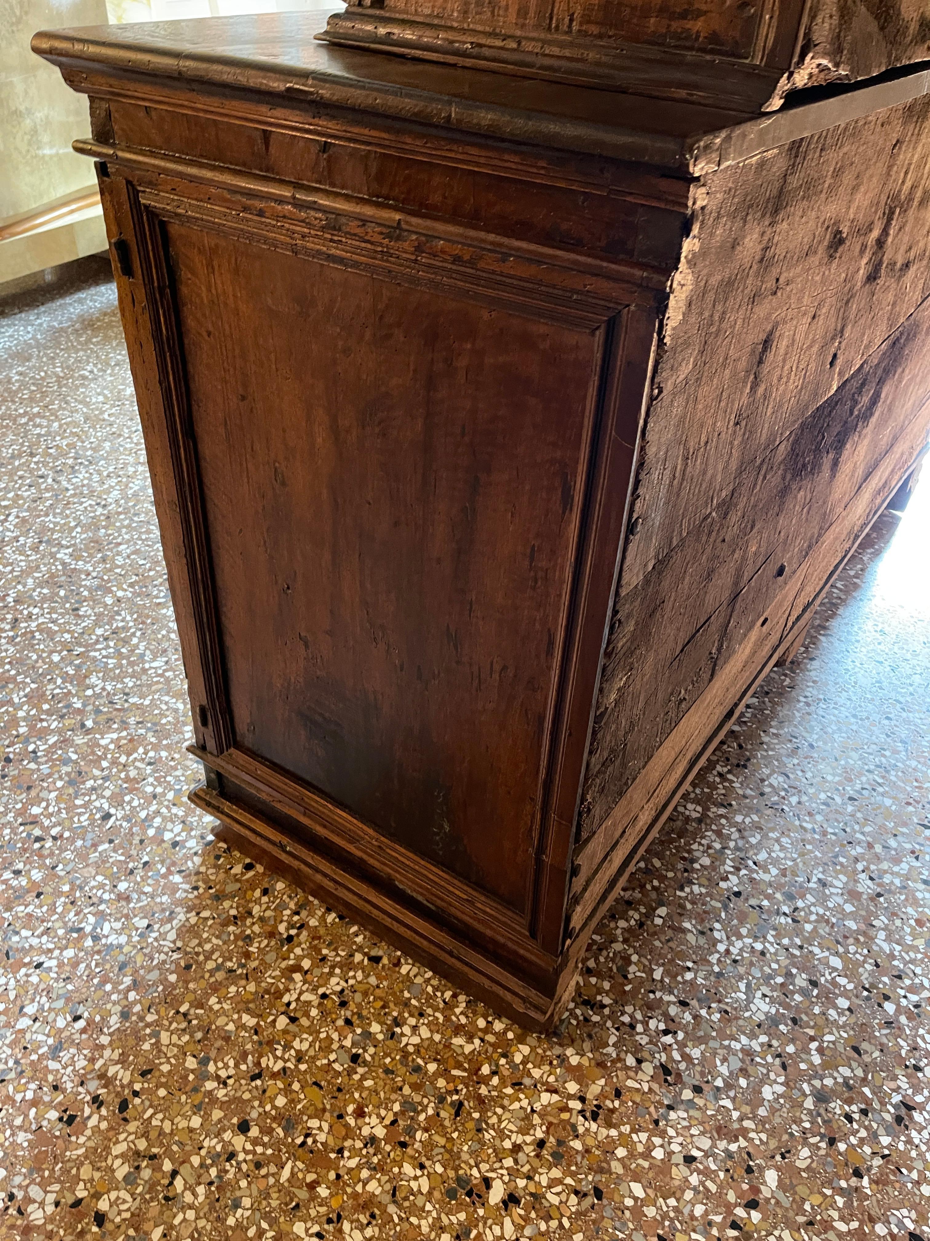 Walnut double-bodied sideboard, Tuscany, late 16th century For Sale 11