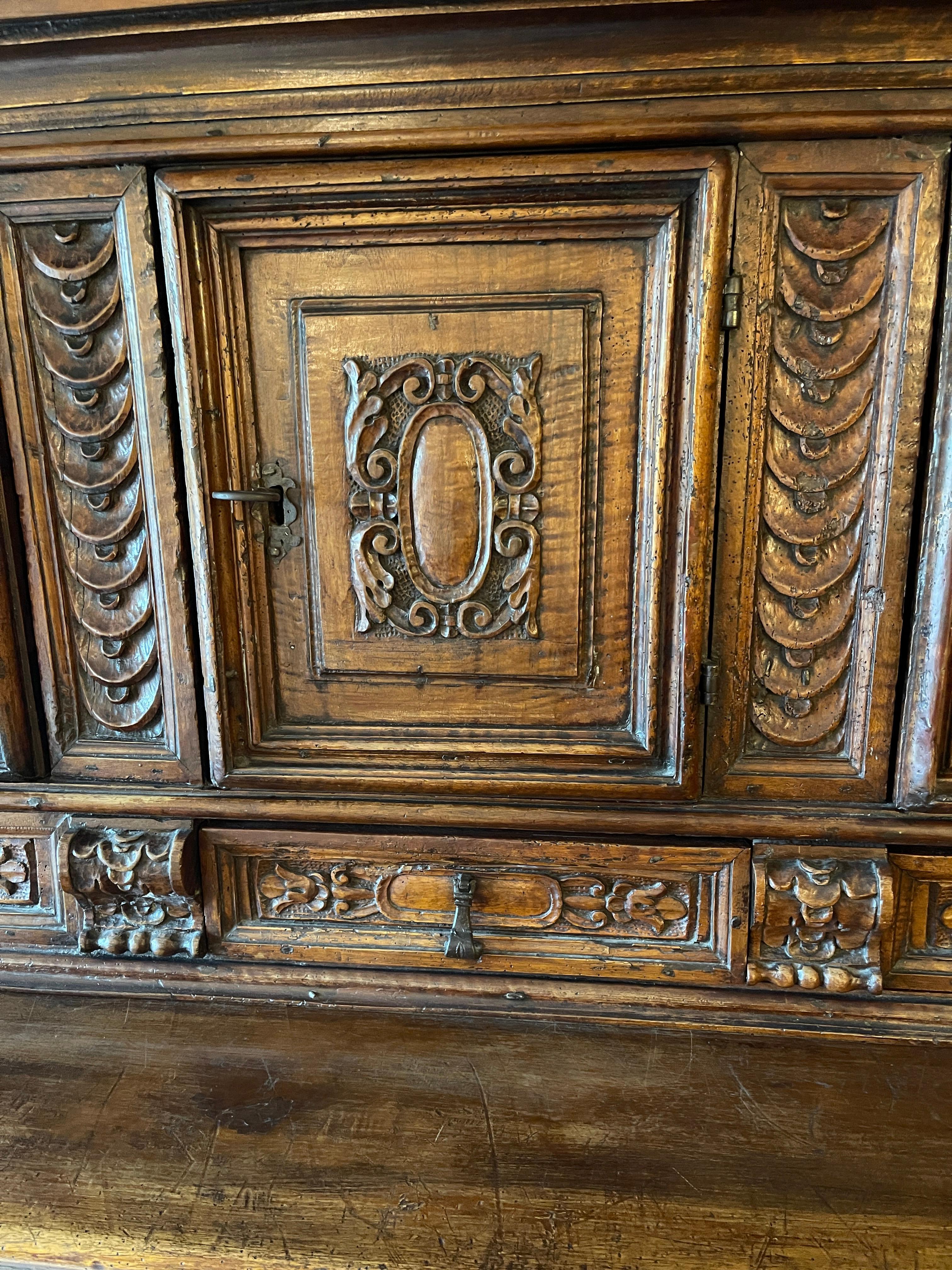 Walnut double-bodied sideboard, Tuscany, late 16th century In Good Condition For Sale In Vicenza, VI