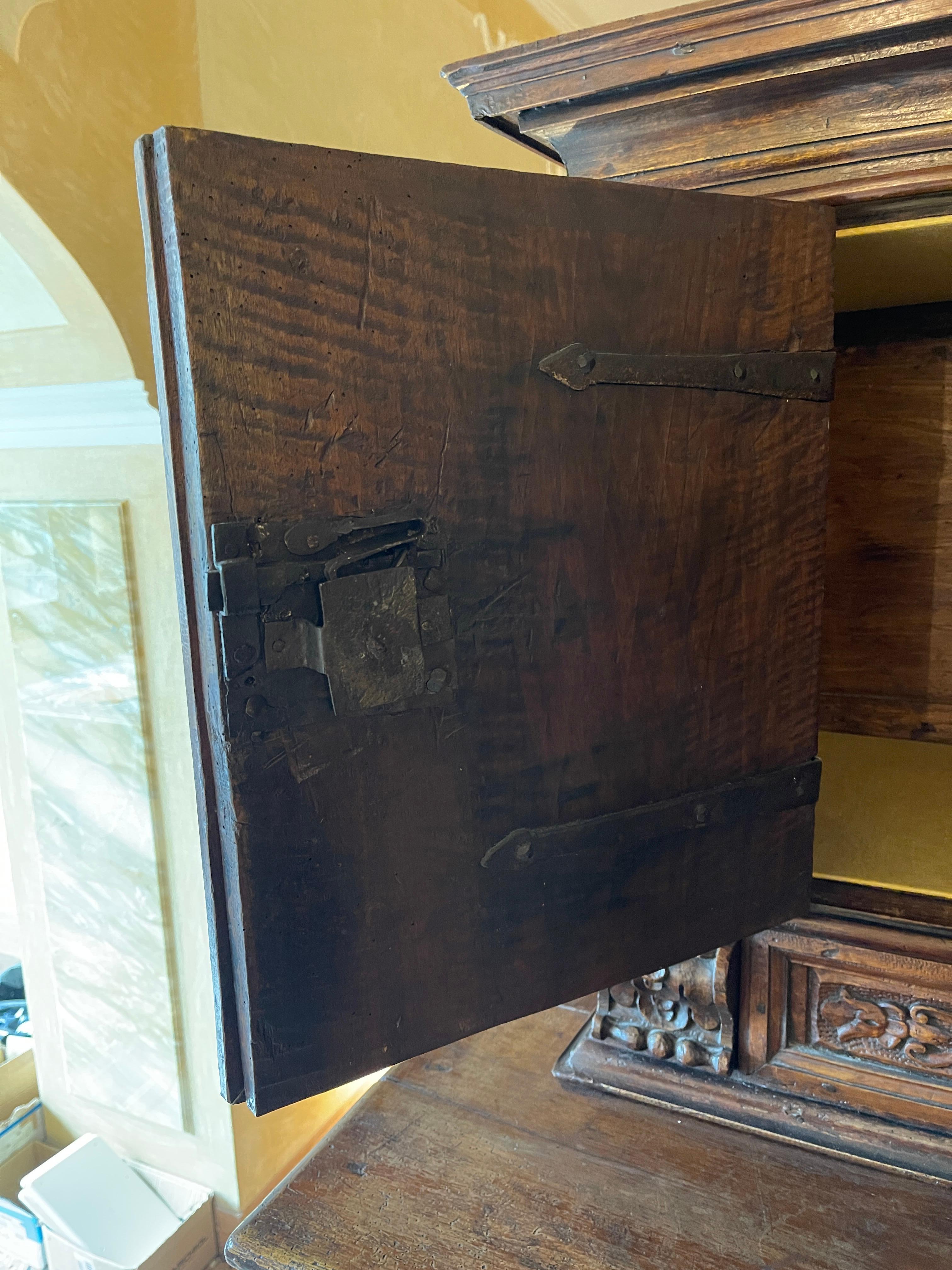 18th Century and Earlier Walnut double-bodied sideboard, Tuscany, late 16th century For Sale