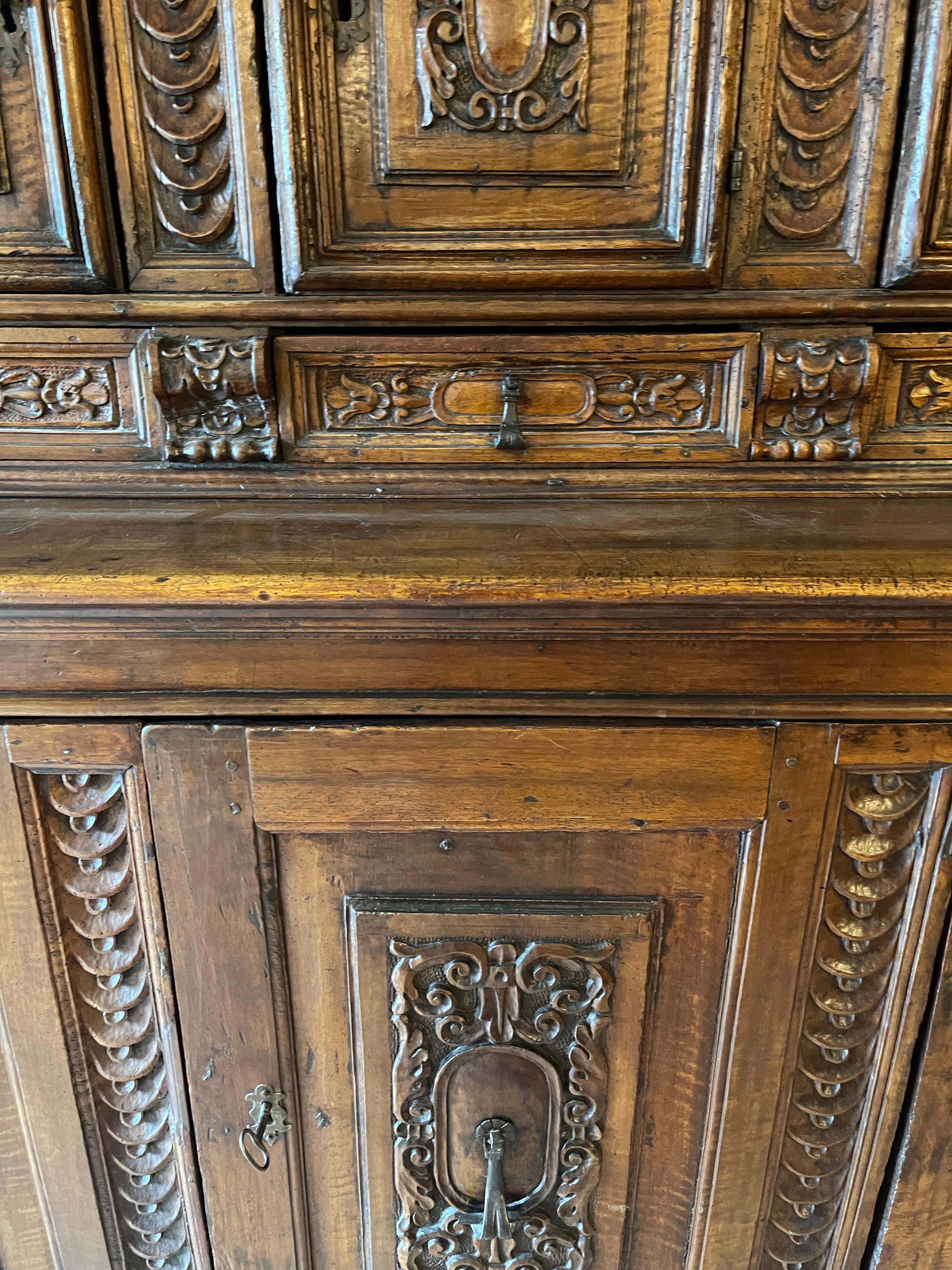 Walnut double-bodied sideboard, Tuscany, late 16th century For Sale 1