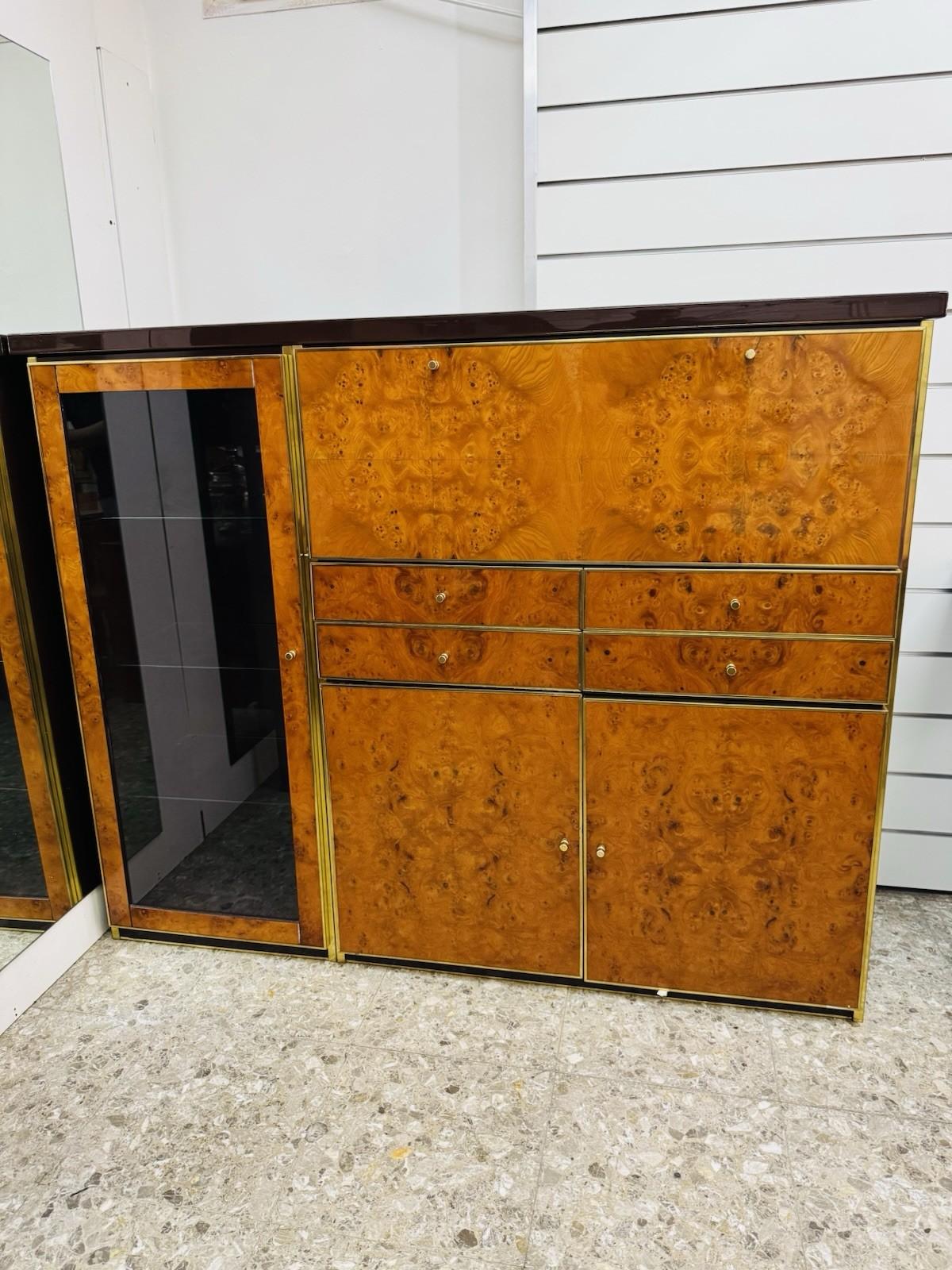 Credenza Alta In Radica E Metallo Dorato Modernariato Anni ‘70 (Hollywood Regency) im Angebot